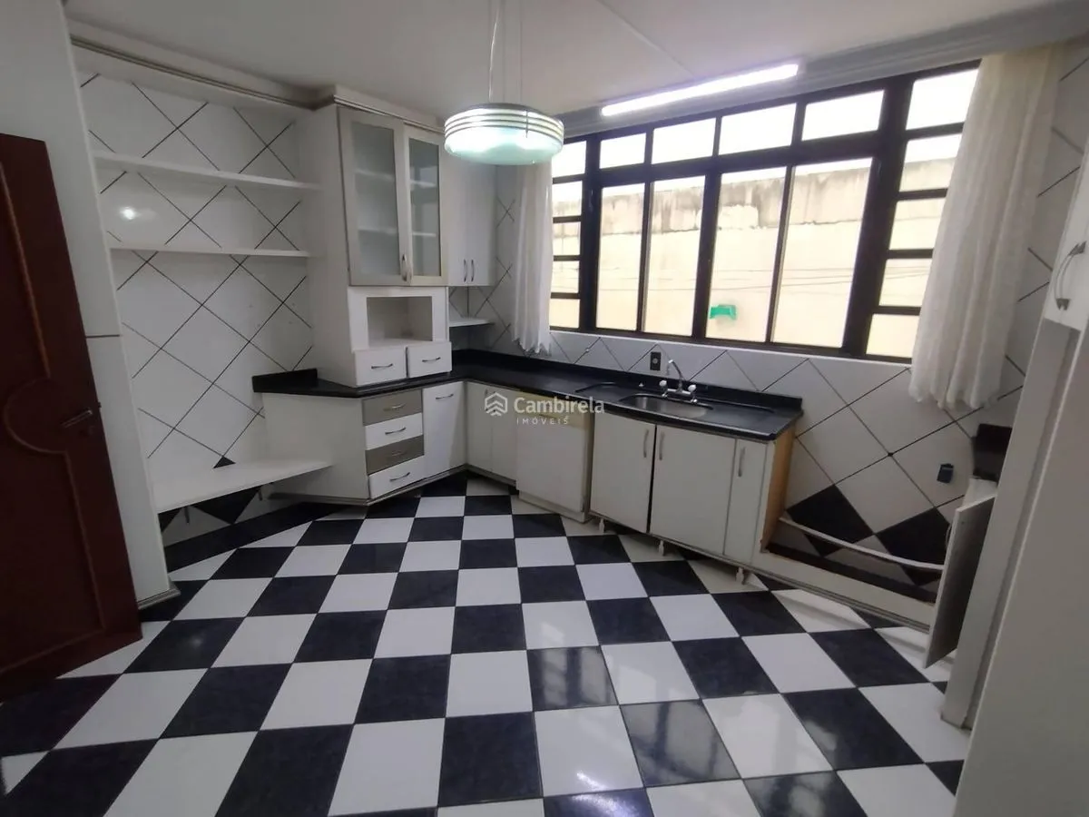 House with 4 bedrooms and 311 m² with 2 en-suites — photo 8