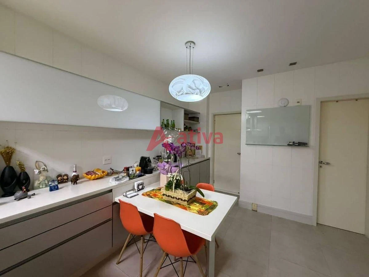 4-bedroom apartment with a glass-enclosed balcony — photo 17