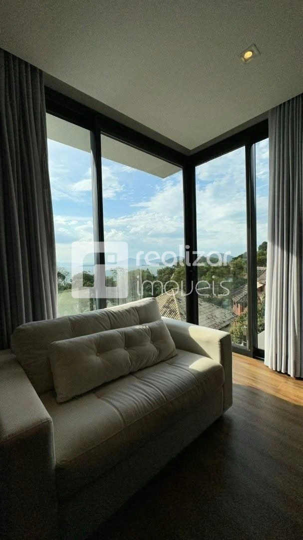 Bathtub in a 3-bedroom house, 508 m² — photo 14