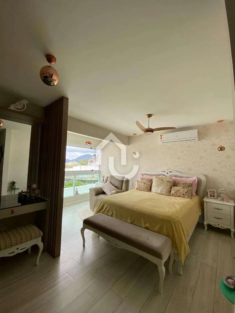 Walk-in closet in a 4-bedroom apartment, 210 m²