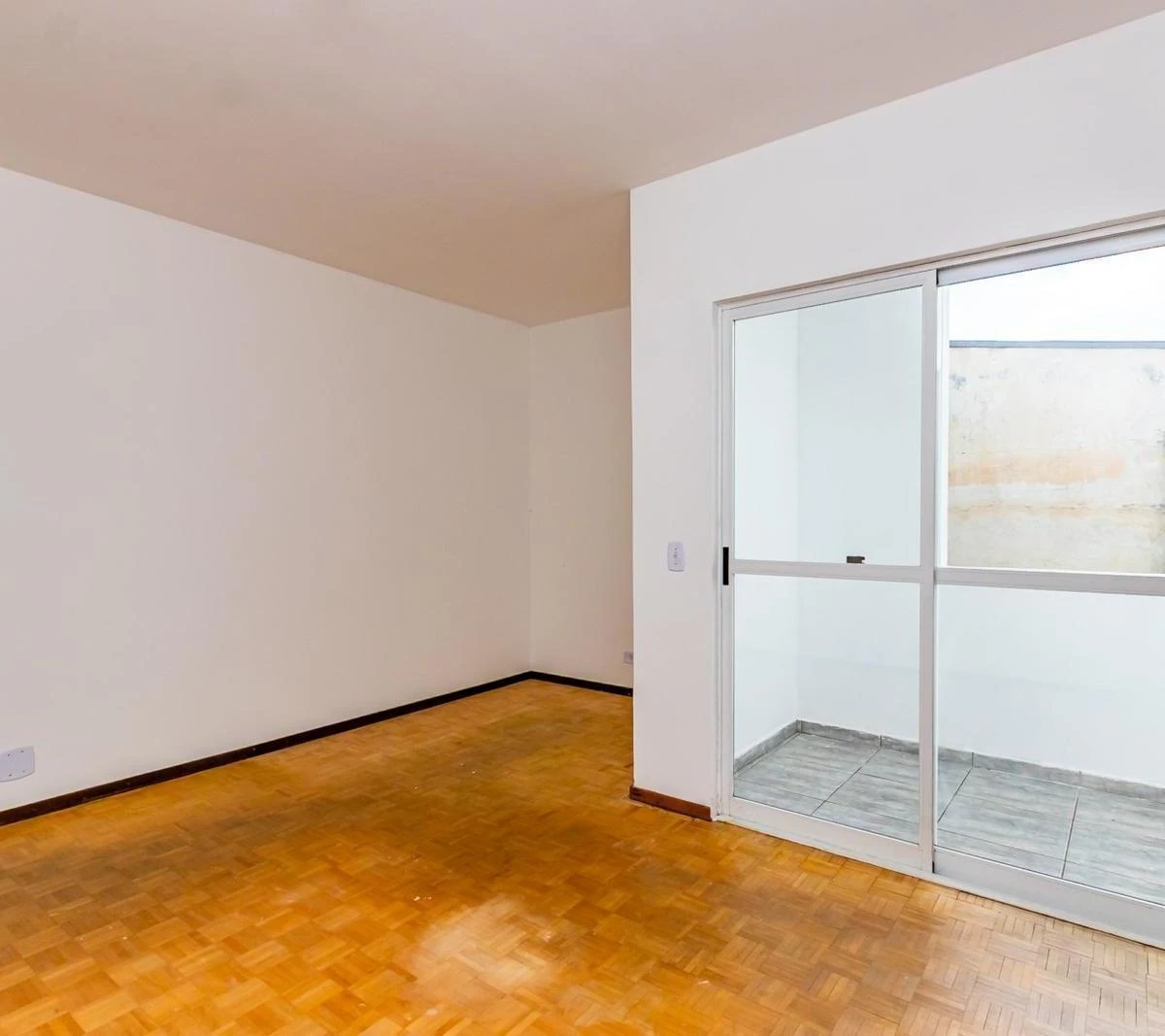 Деревянный пол или ламинат и 3 спальни: квартира 140 м² — photo 11