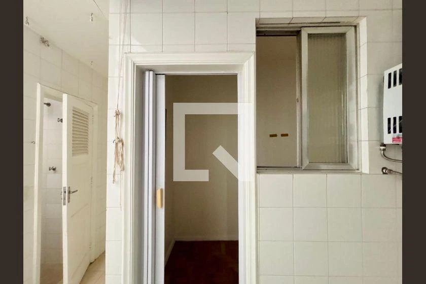 3-bedroom apartment with wood or laminate floors — photo 20