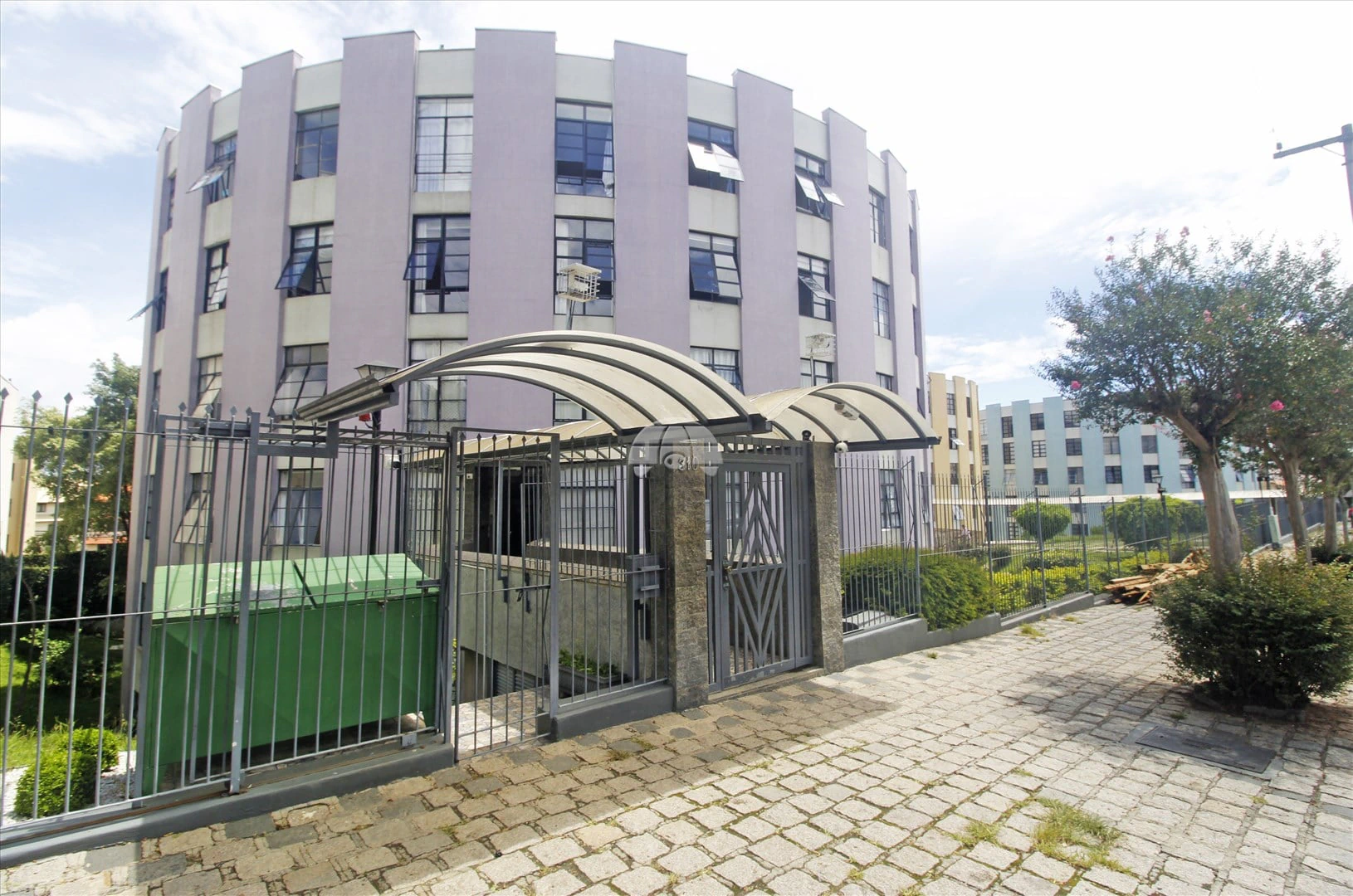 2-bedroom apartment with wood or laminate floors — photo 9