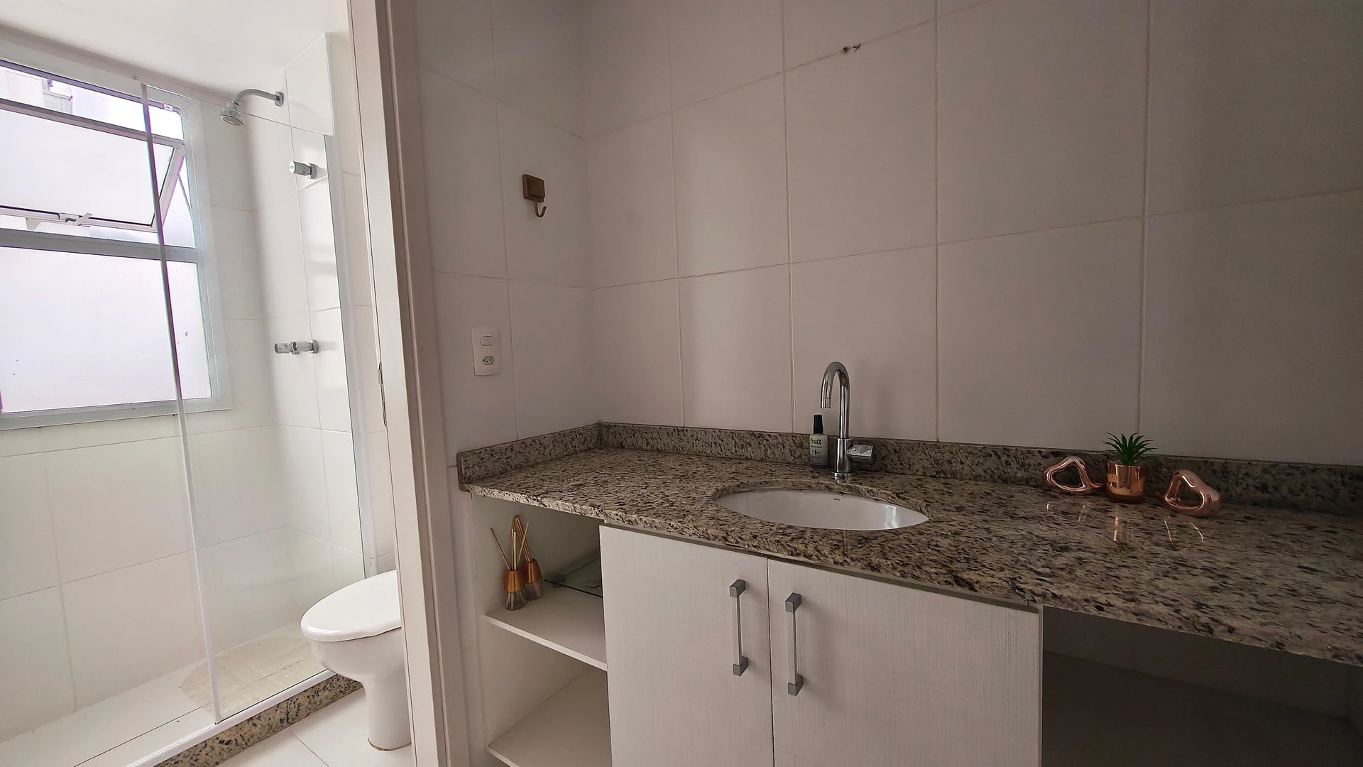 Glass-enclosed balcony in a 3-bedroom apartment, 87 m² — photo 32