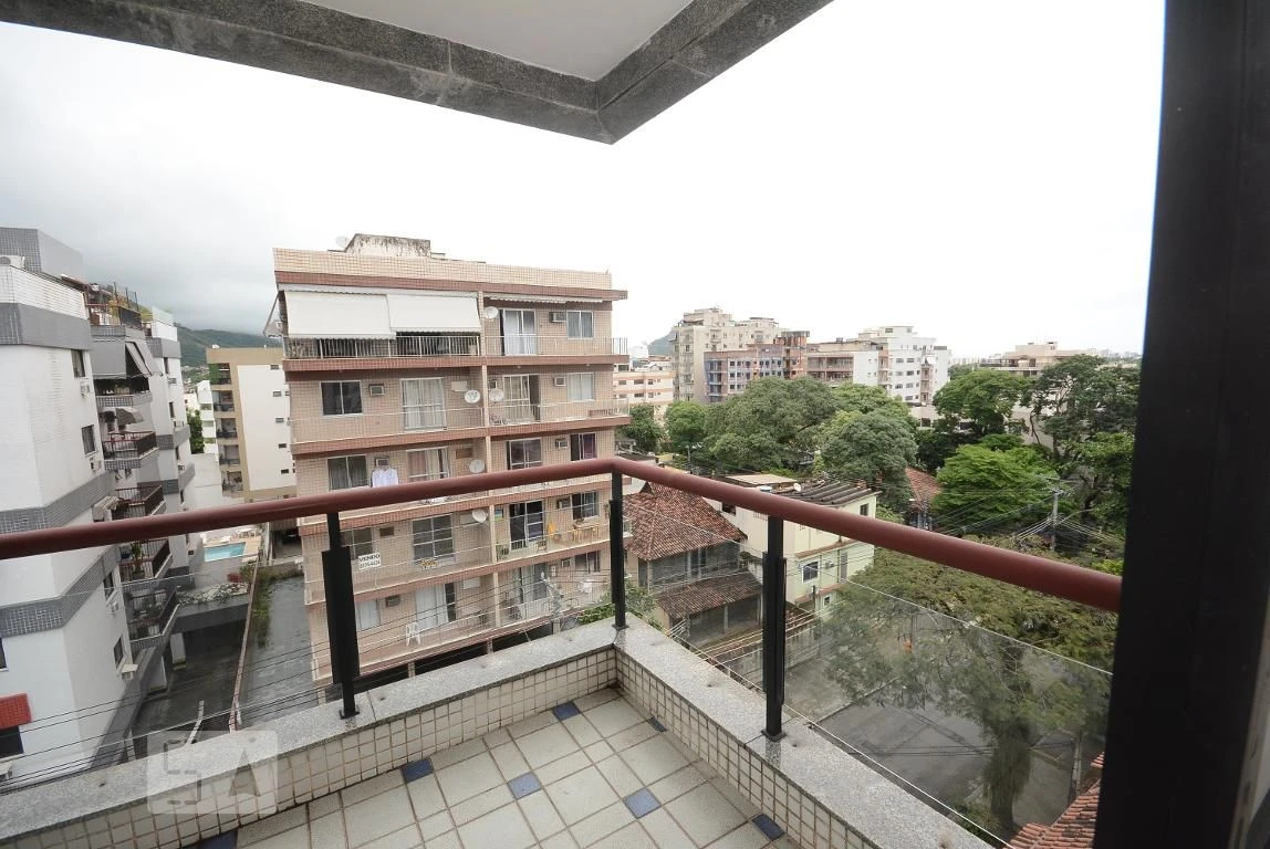 4-bedroom apartment in a building with a pool — photo 47