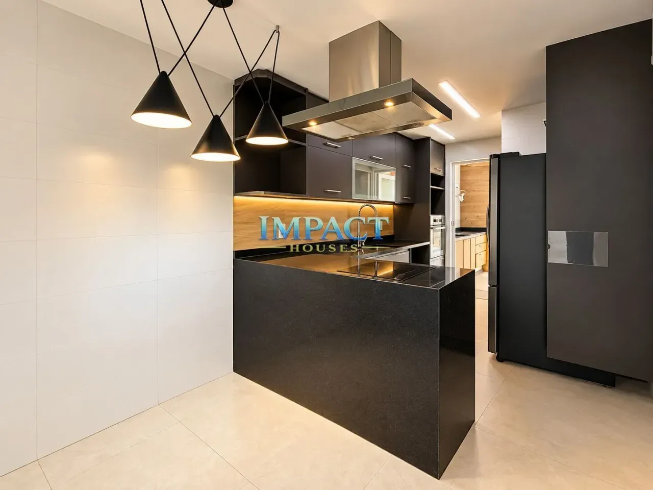 4-bedroom house with a walk-in closet — photo 2