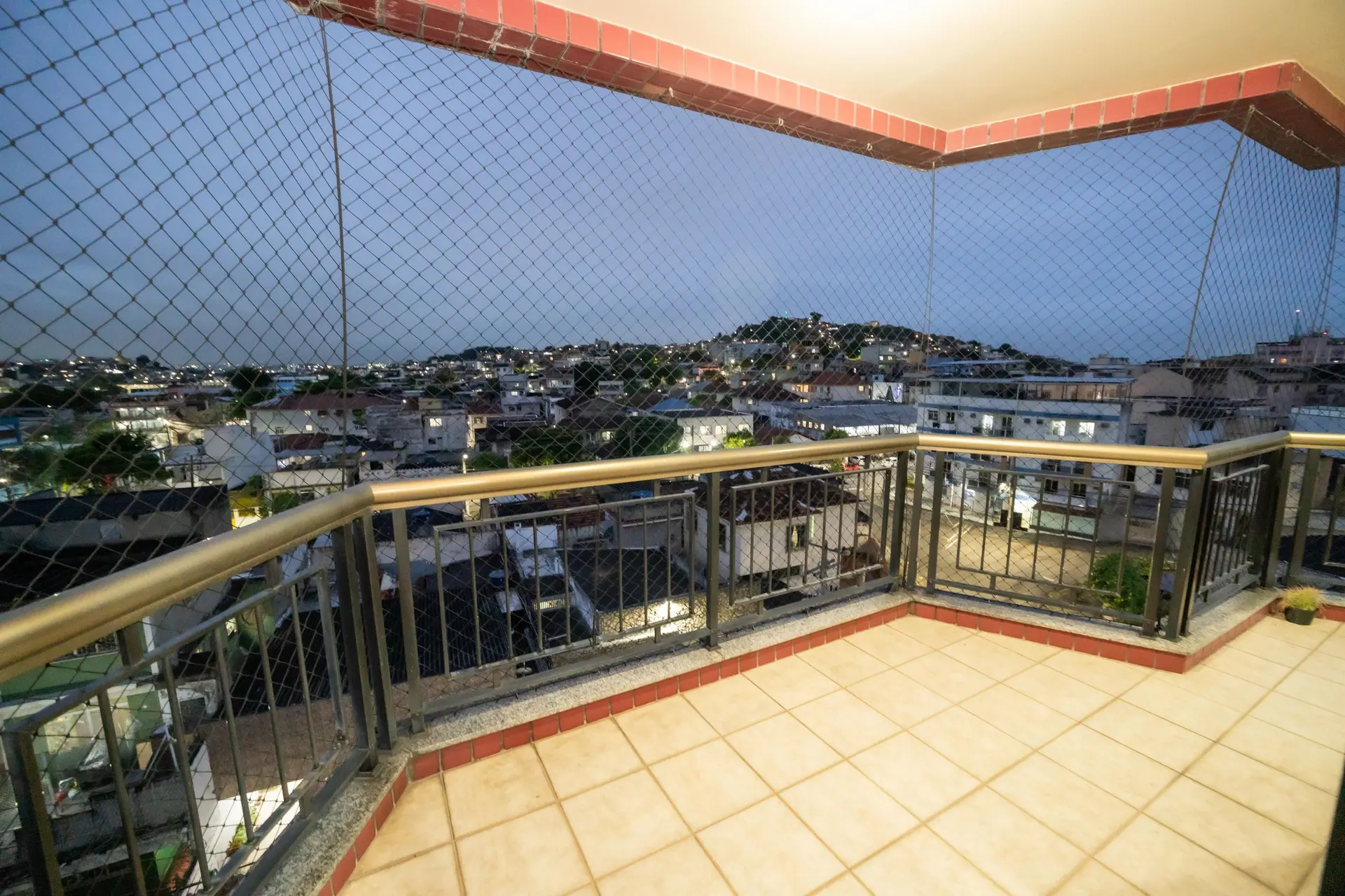 Glass-enclosed balcony in a 4-bedroom apartment, 110 m² — photo 14