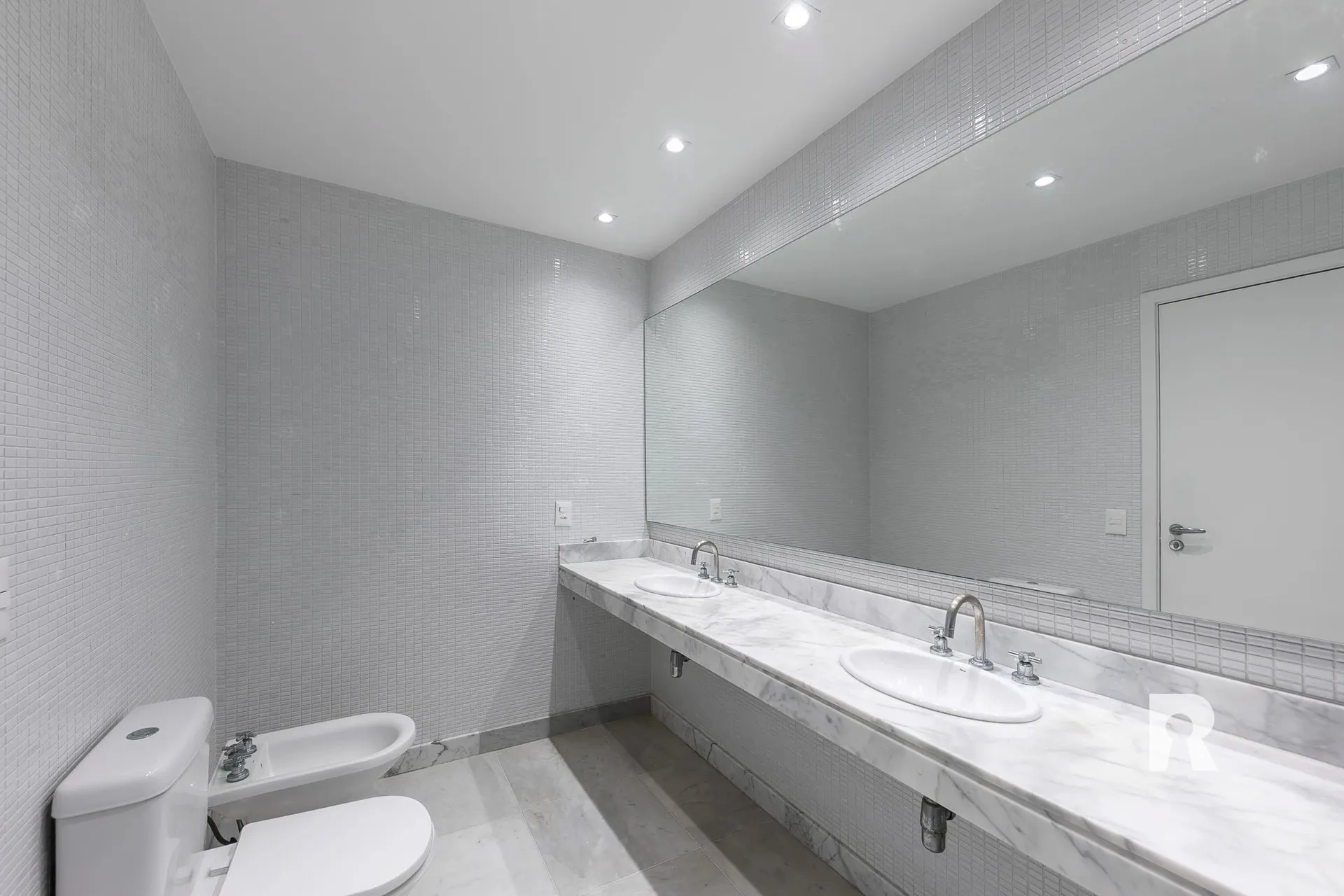 4-bedroom, 5-bath apartment with a balcony — photo 22