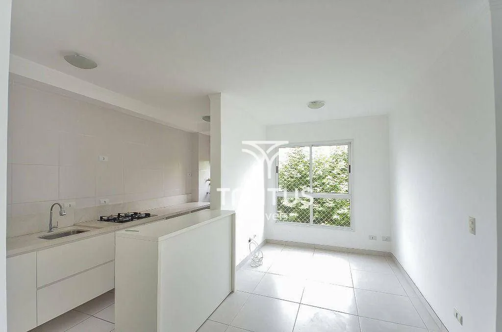 Apartamento de 2 quartos com cozinha aberta e fogão a gás