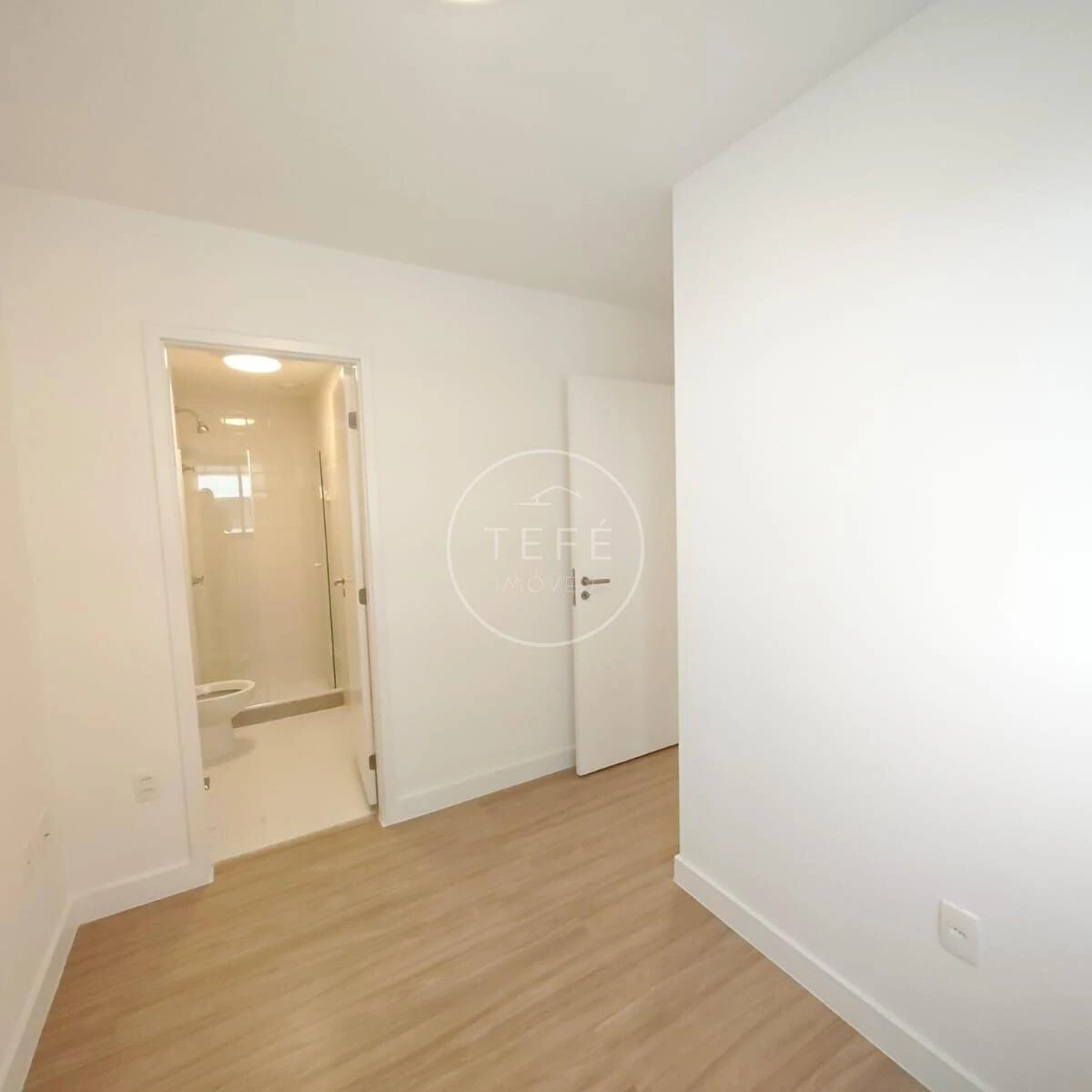 Glass-enclosed balcony in a 4-bedroom apartment, 123 m² — photo 15