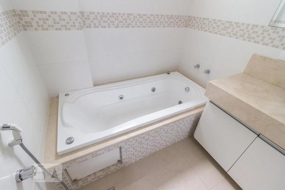 Bathtub in a 4-bedroom apartment, 255 m² — photo 44