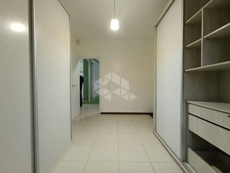 4-bedroom house with a bathtub in Florianópolis — photo 19