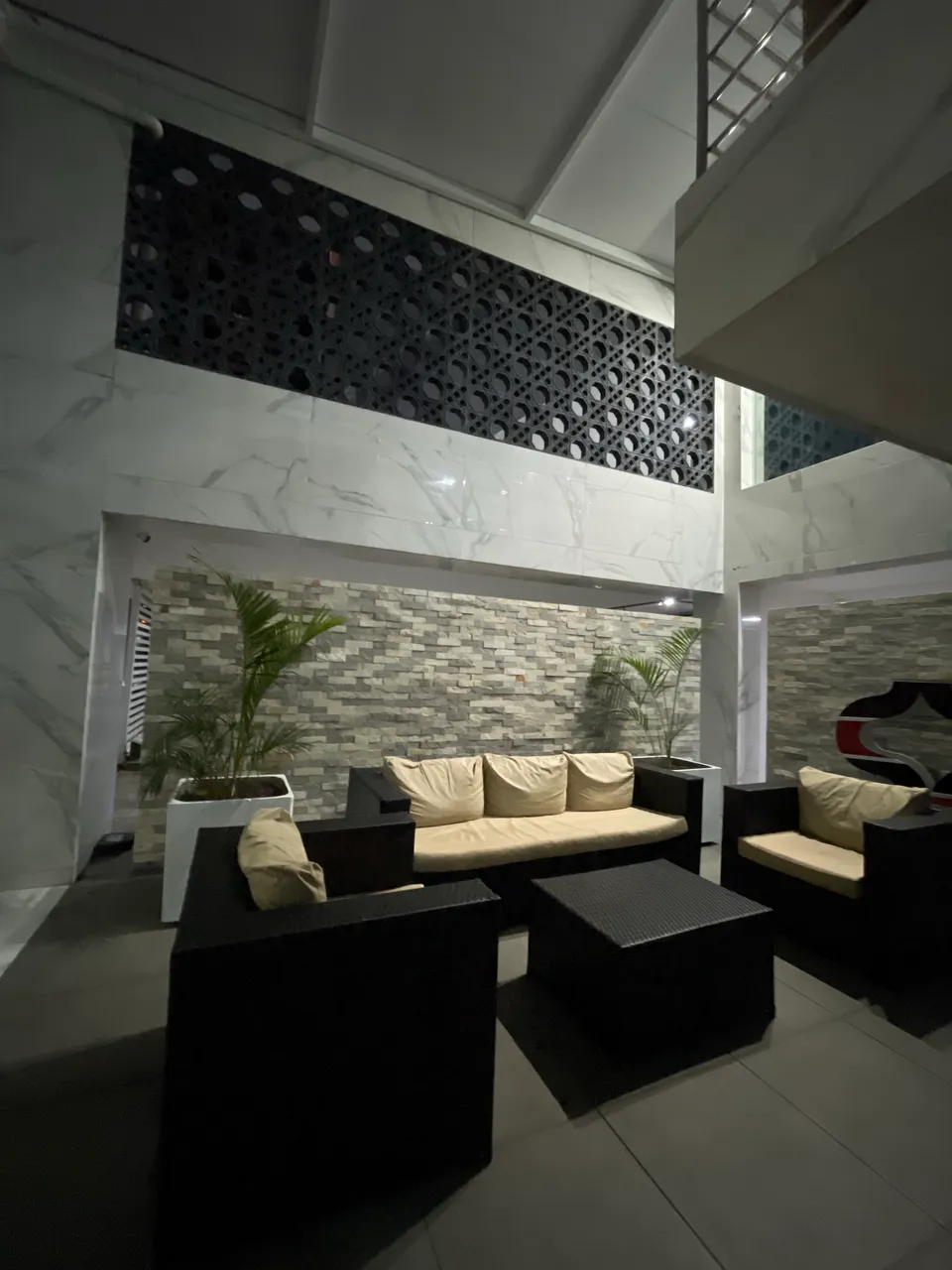 One-bedroom apartment with floor-to-ceiling windows — photo 8