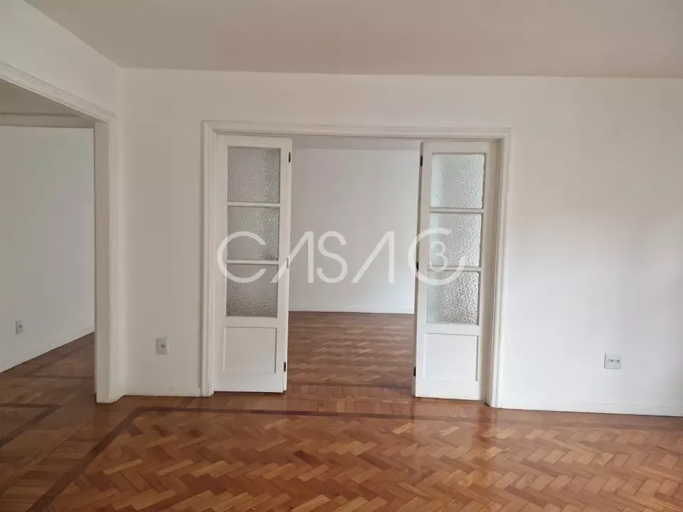 Apartamento com 4 quartos e cozinha fechada com fogão — photo 12