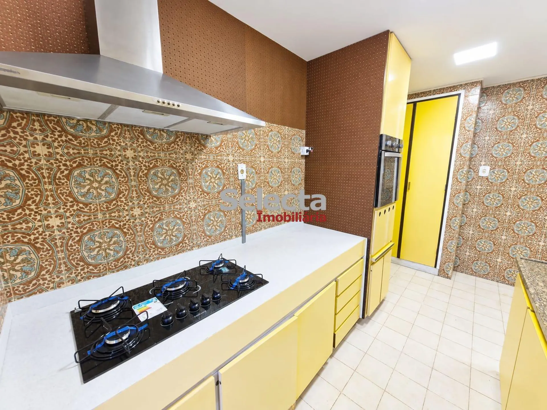 Apartment, 160 m², with wood or laminate floors — photo 8
