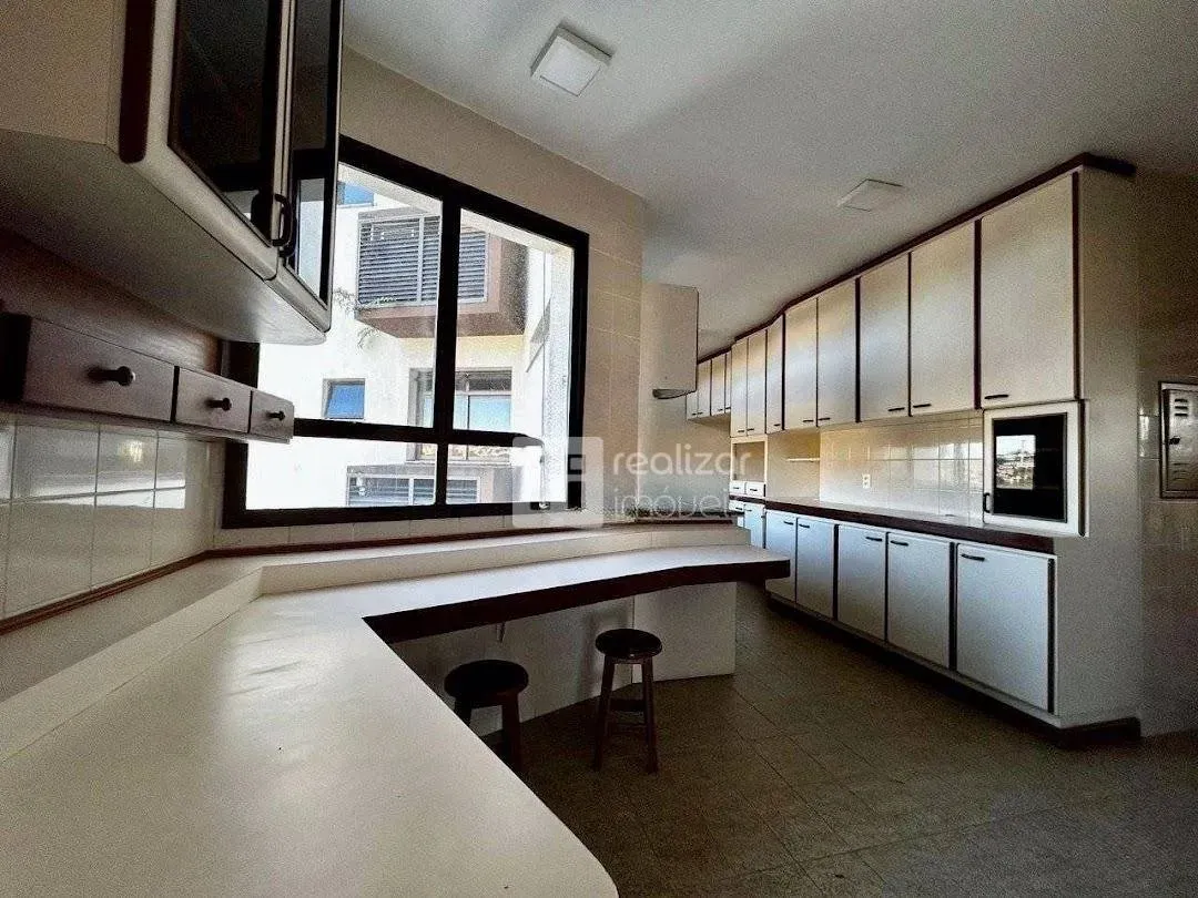 4-bedroom apartment with 3 en-suite baths and 303 m² — photo 23