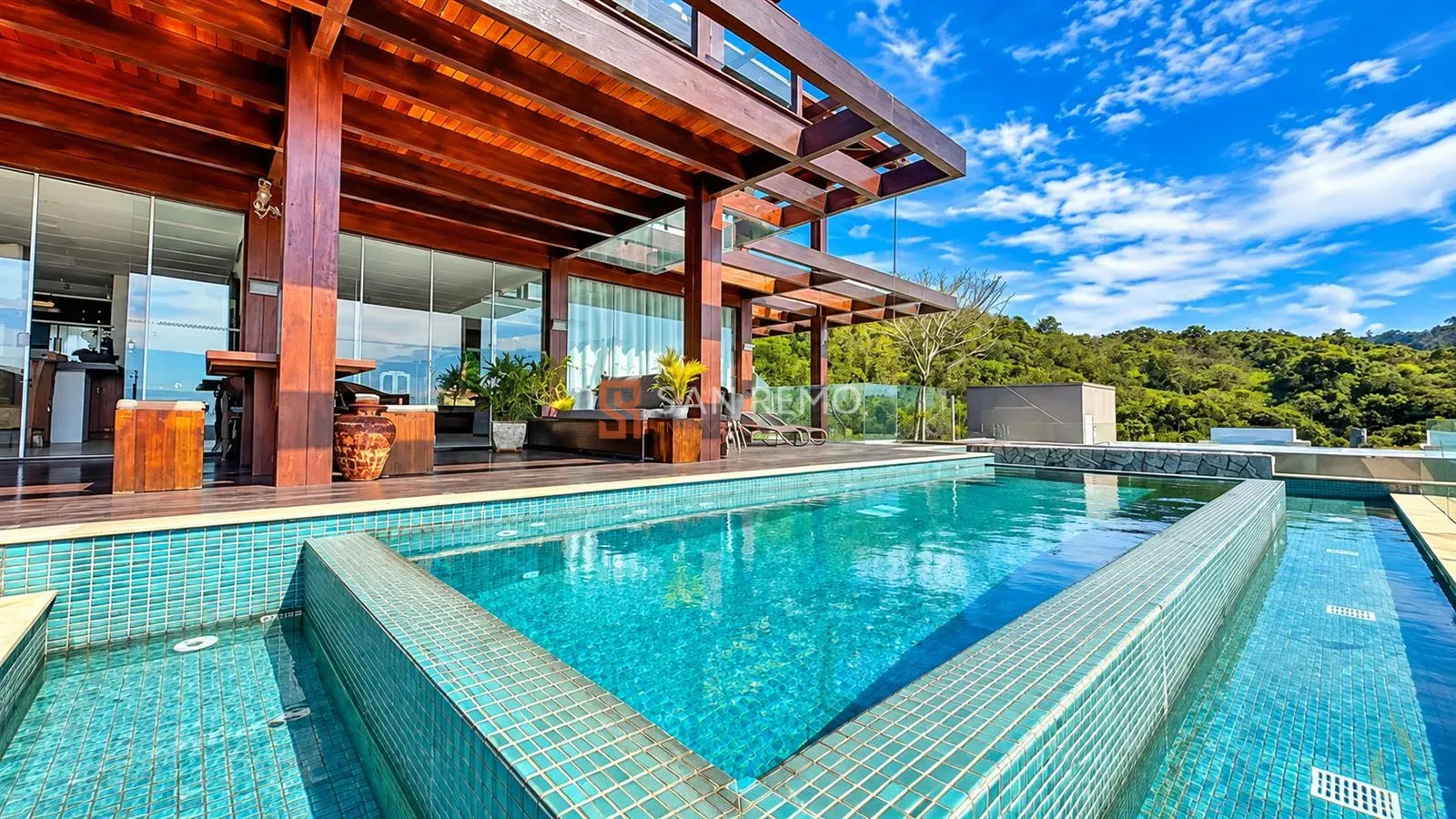 6-bedroom house with a walk-in closet in Florianópolis — photo 35