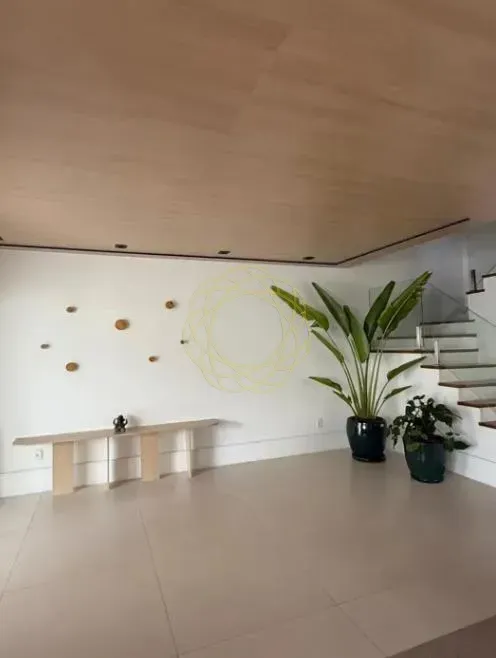 Casa de 360 m² con balcón gourmet y espacio de home office — photo 11