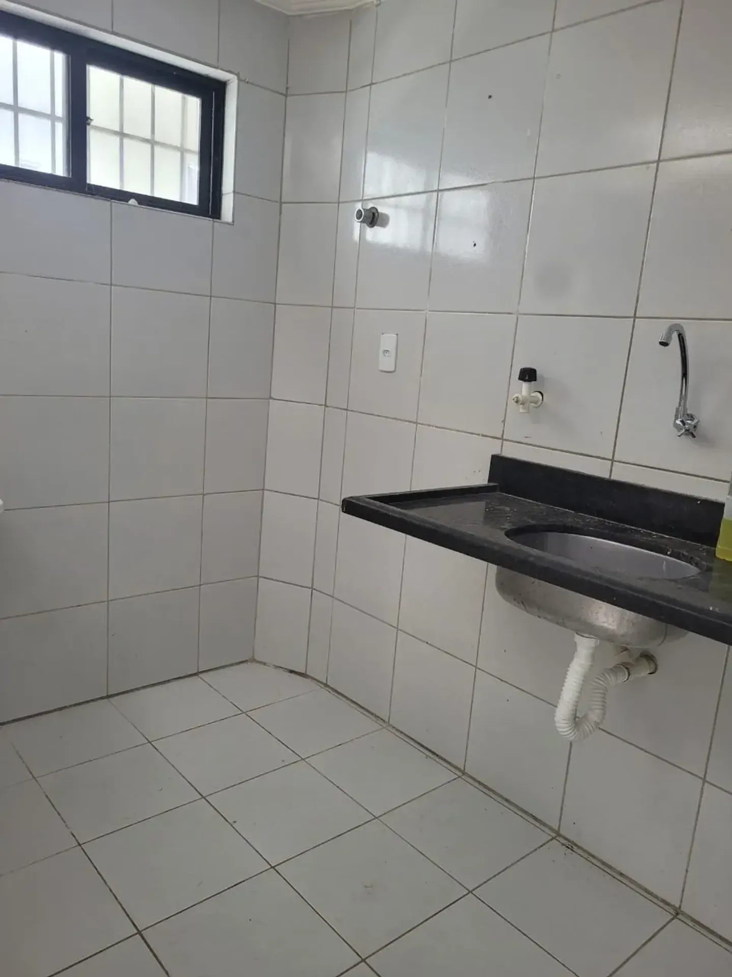 2-bedroom apartment with 1 en-suite and shared pool — photo 2