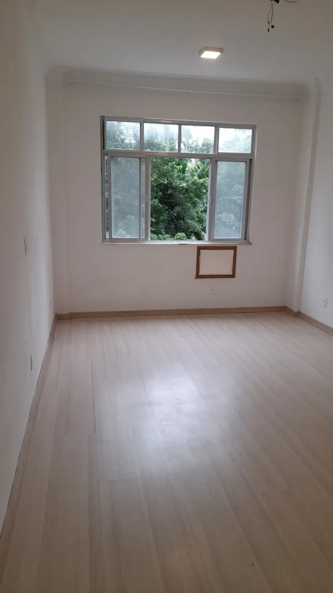 Studio on the 4th floor with wood or laminate floors — photo 7