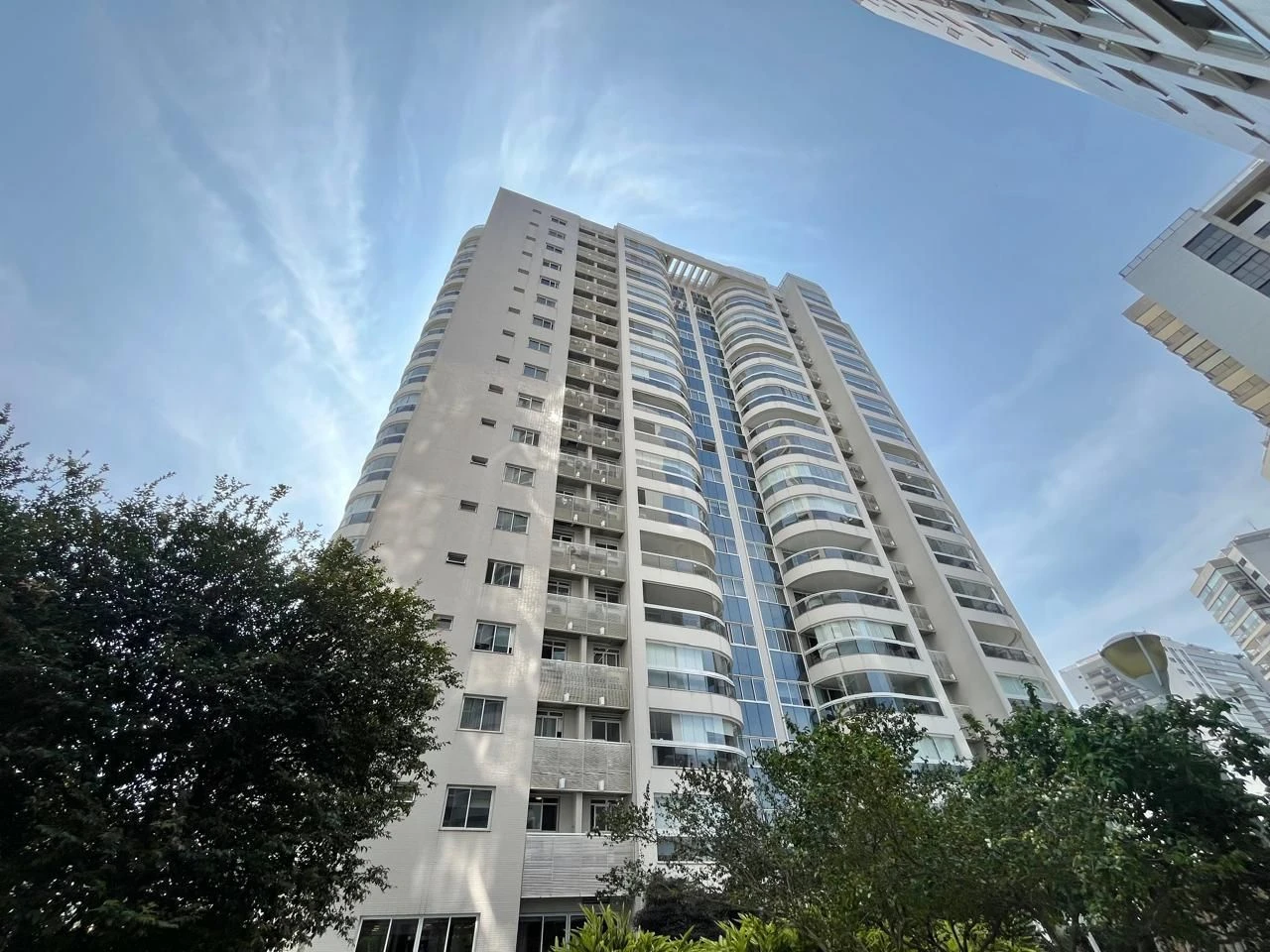Balcony with a grill in a 2-bedroom apartment, 90 m² — photo 8