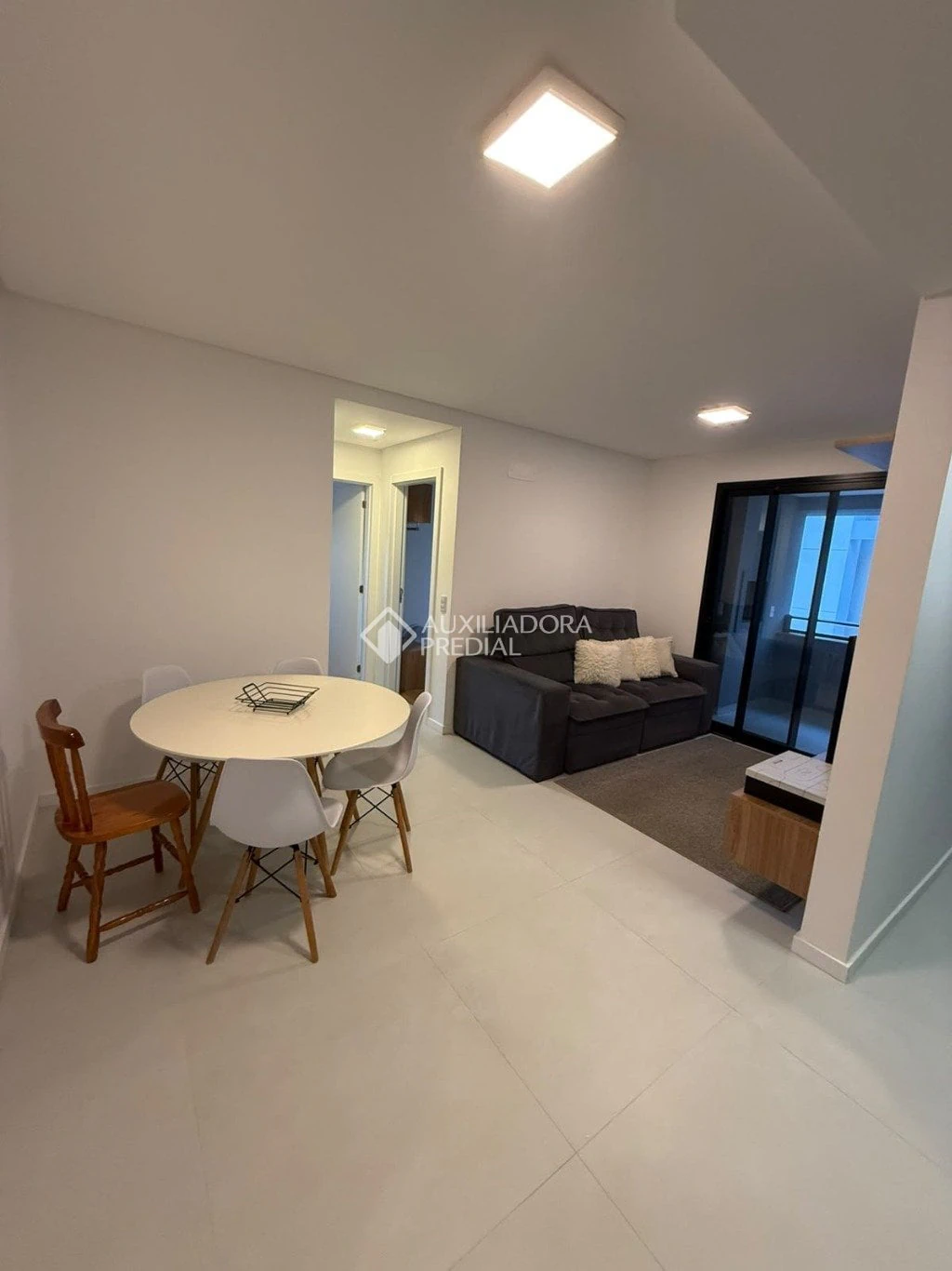 2-bedroom apartment in a building with a gym — photo 2