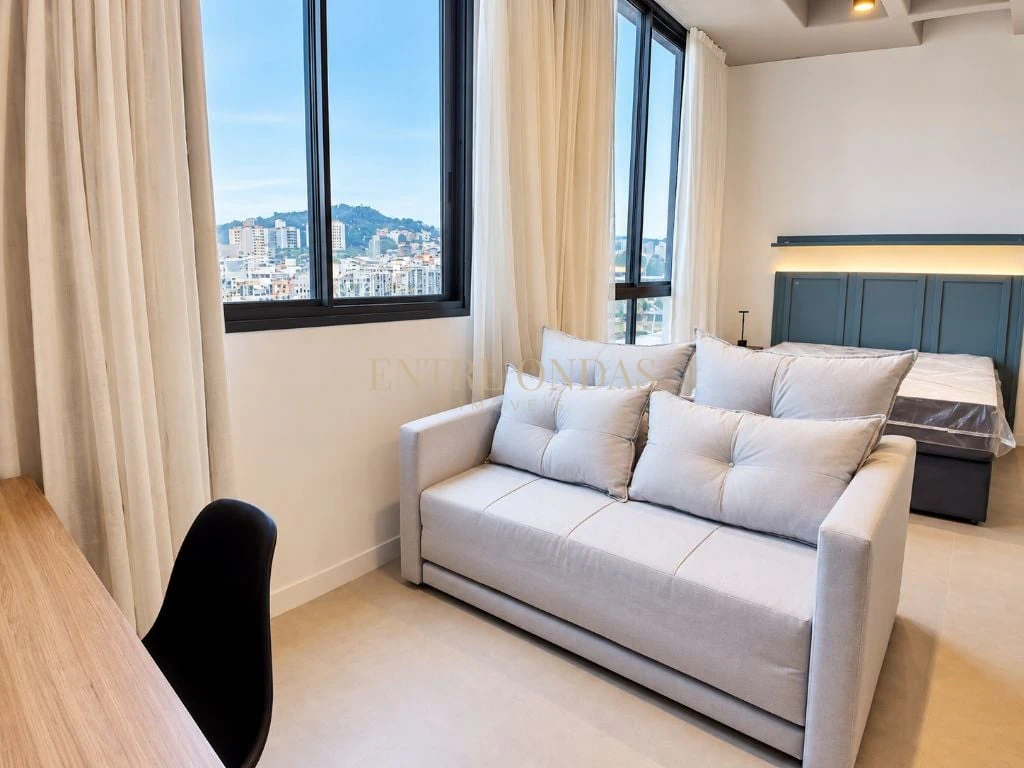 One-bedroom apartment with floor-to-ceiling windows — photo 9