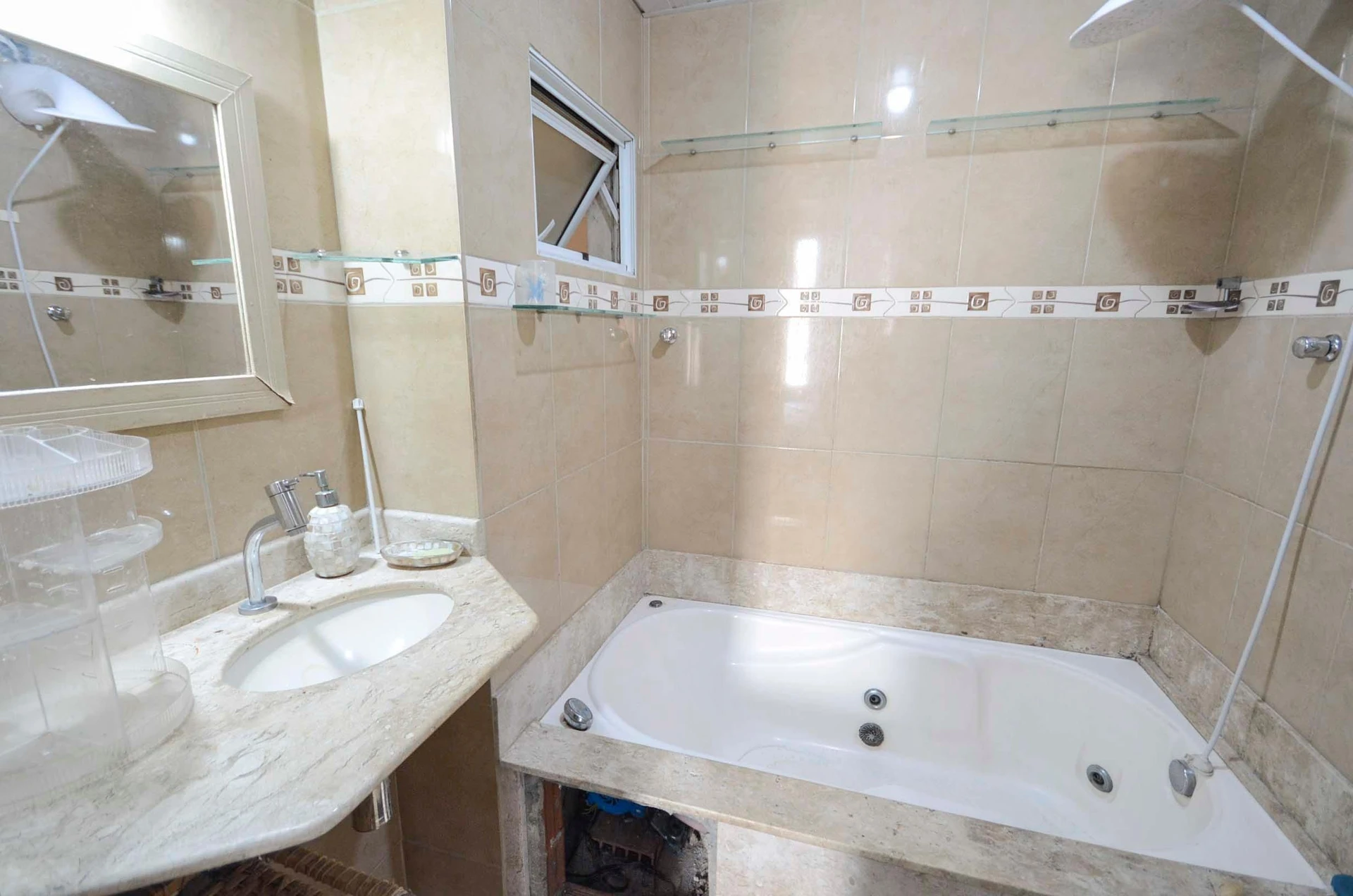 Furnished apartment, 65 m², with a jacuzzi — photo 14