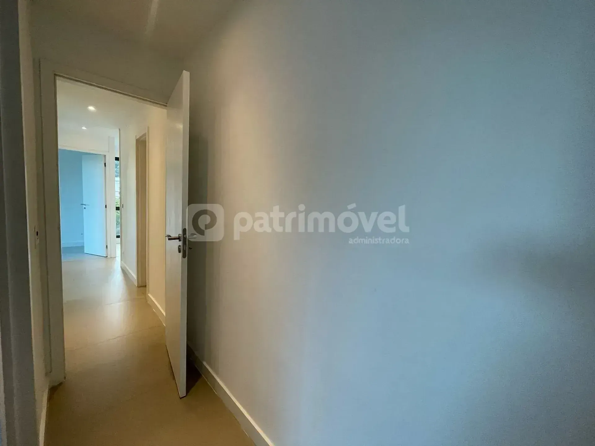 Невмебльована квартира з 3 кімнатами та 197 м² — photo 43