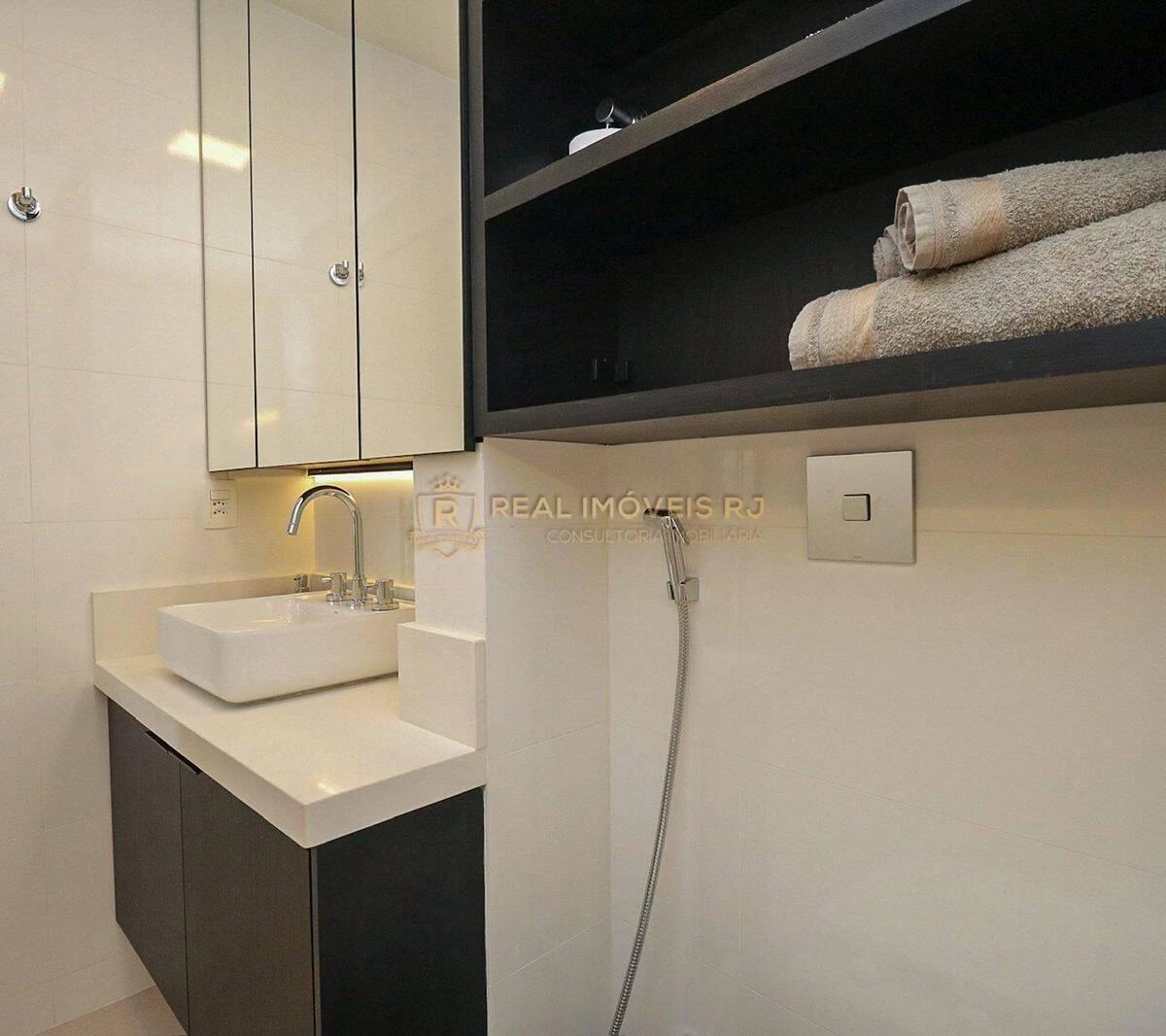 Furnished 1-bedroom apartment with city views — photo 24