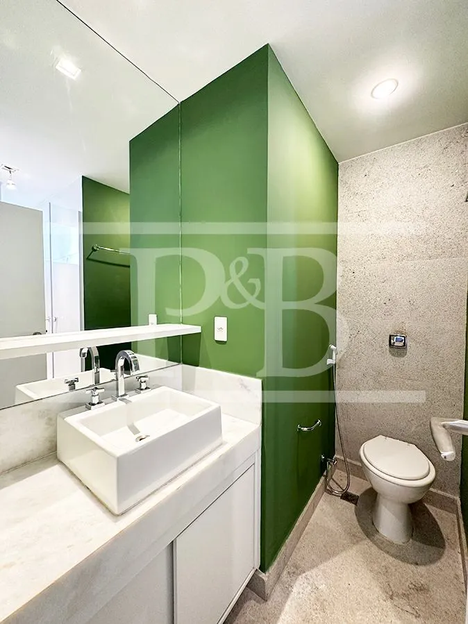 135 m² apartment with a home office and a bathtub — photo 12