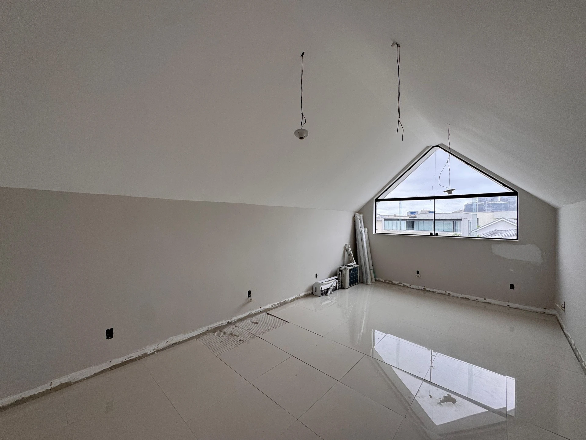 Будинок 280 м² із заскленим балконом та панорамними вікнами — photo 34