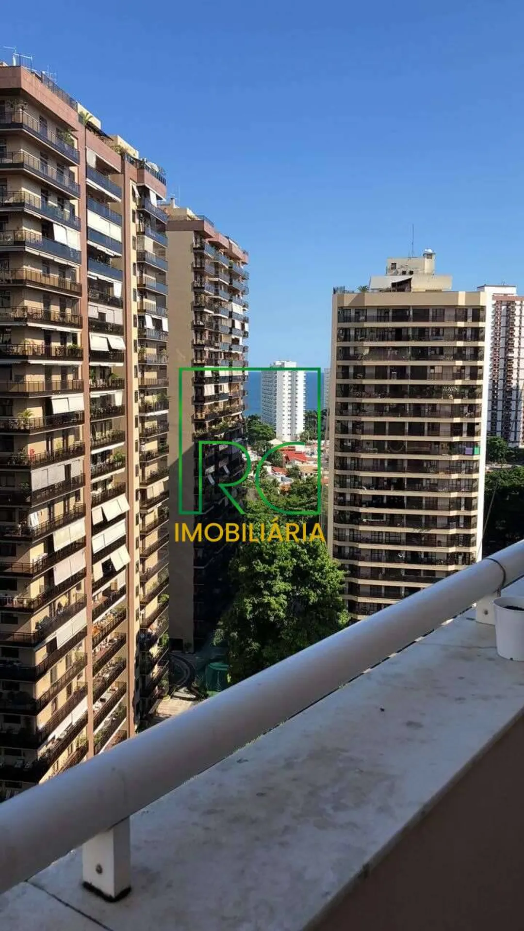 Furnished 2-bedroom duplex-style apartment with 1 parking — photo 4