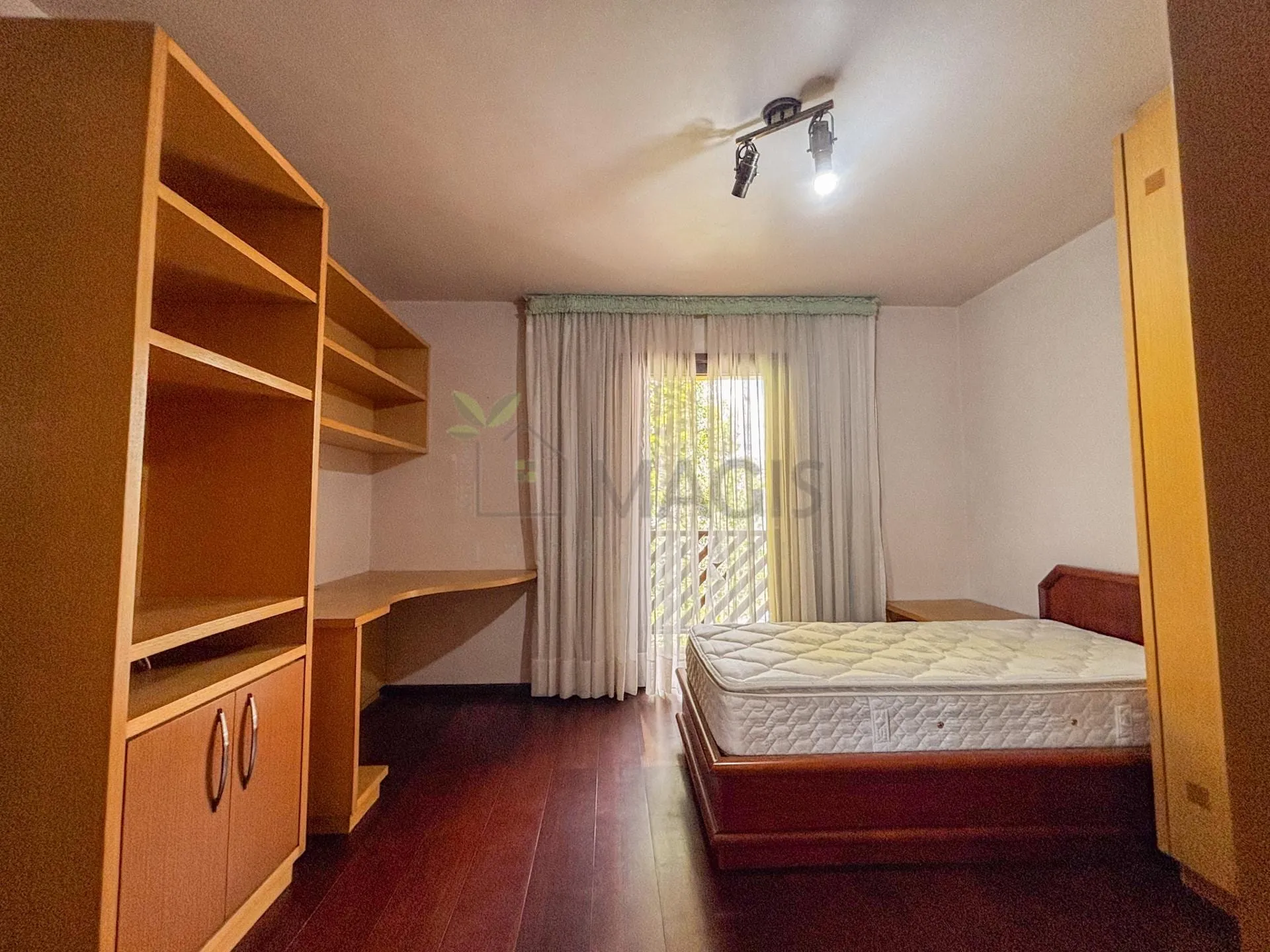 House with 5 bedrooms and 13 parking spaces across 2 floors — photo 17