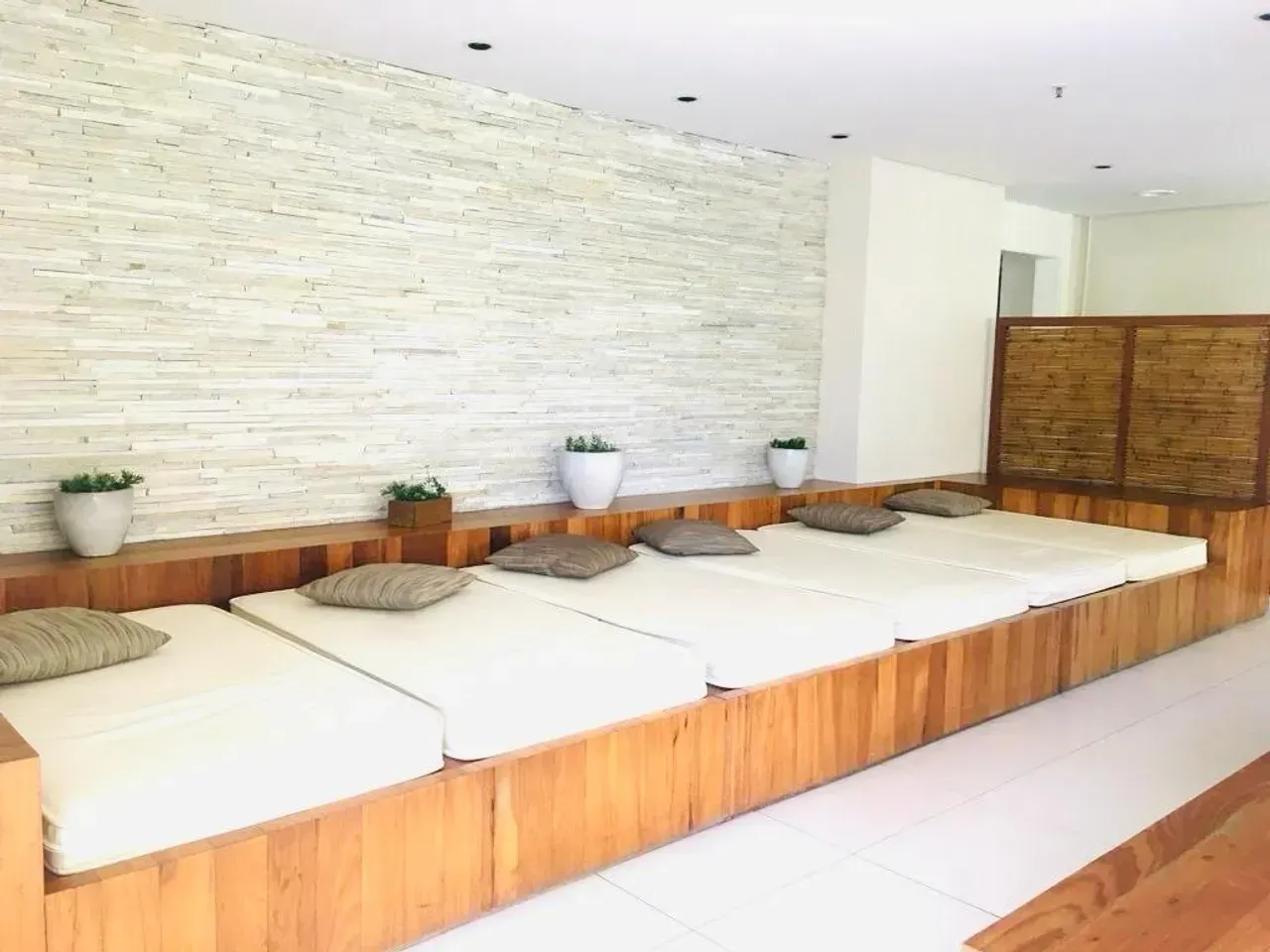 2-bedroom apartment with 2 bathrooms and a balcony — photo 21