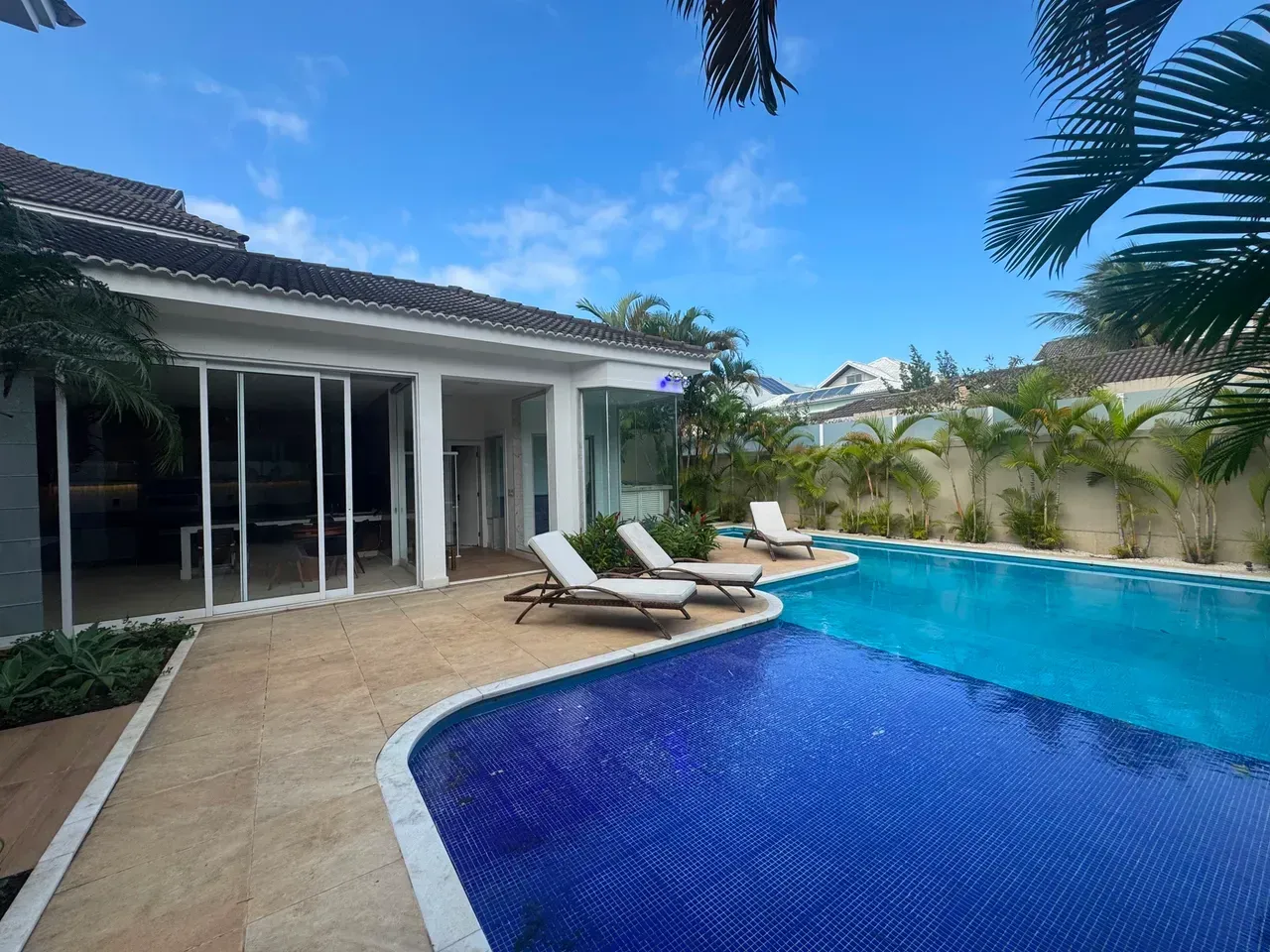 Furnished house, 750 m², with floor-to-ceiling windows — photo 14