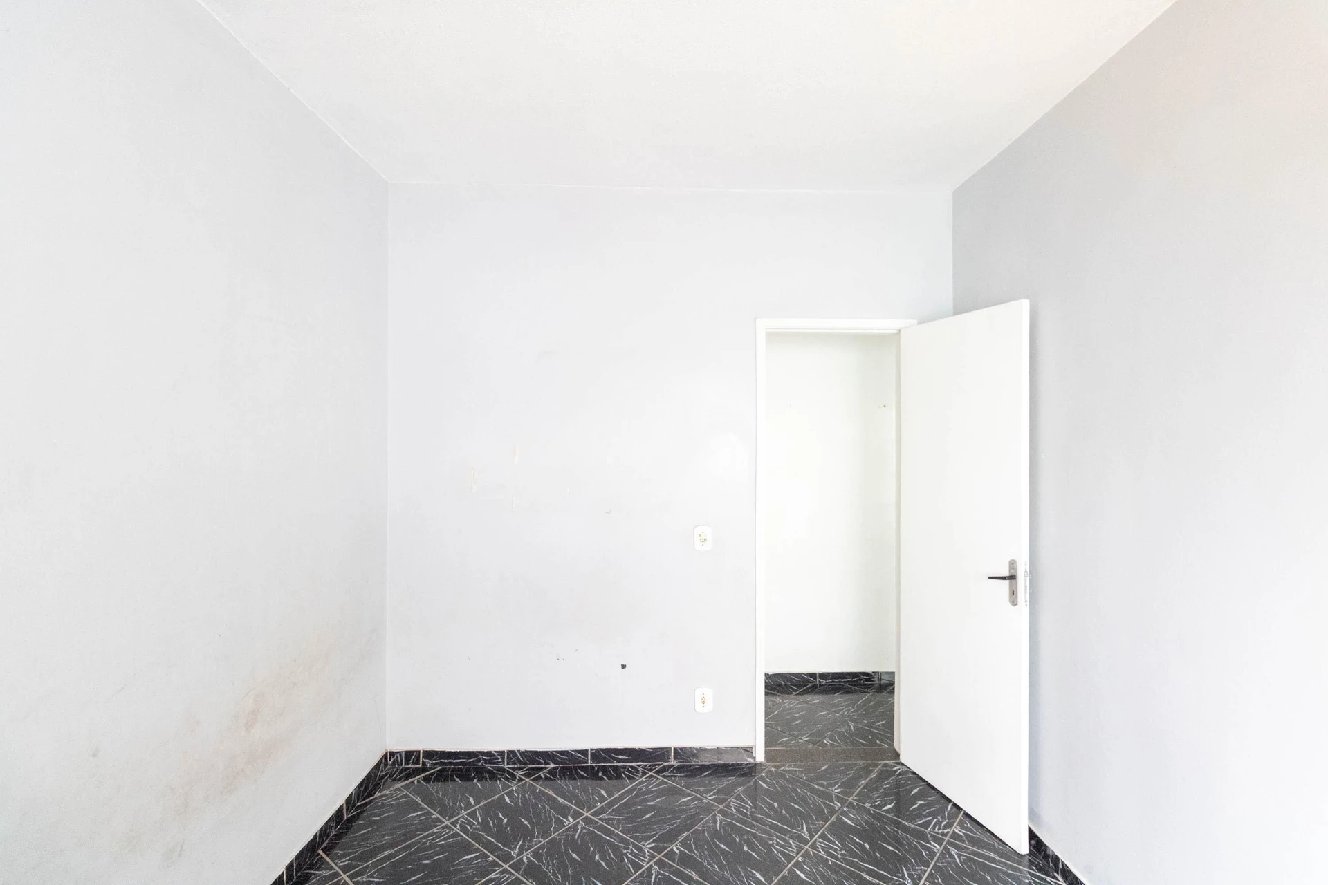 2-bedroom apartment in a building with a gym — photo 31