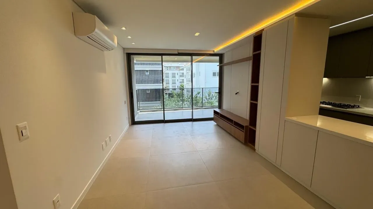 Walk-in closet in a 3-bedroom apartment, 136 m² — photo 19