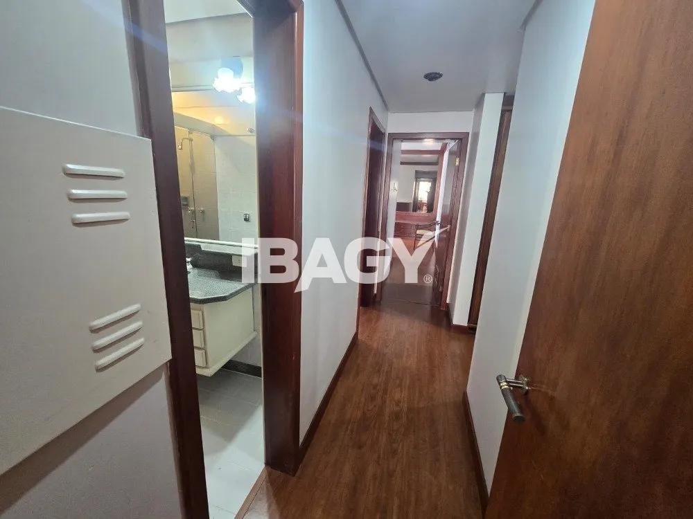 Furnished 512 m² apartment with a enclosed balcony — photo 42