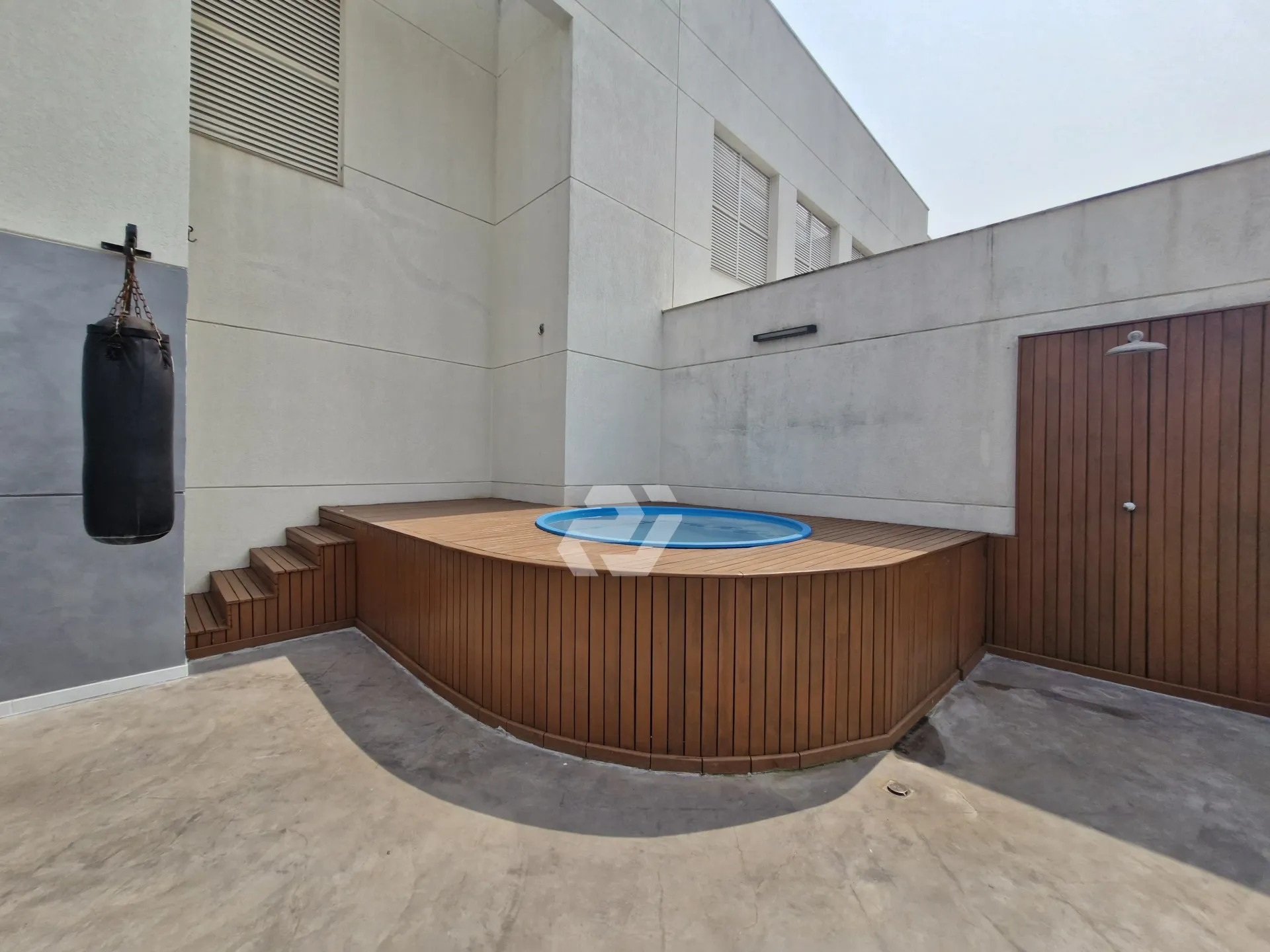 Furnished 4-bedroom apartment with building pool — photo 50