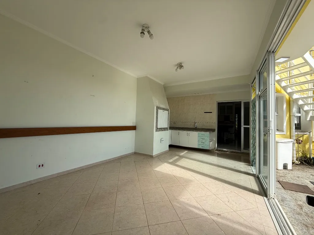 3-bedroom house with a bathtub in Curitiba — photo 27
