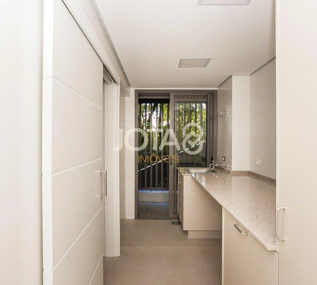 Balcony with a grill in a 3-bedroom apartment, 143 m² — photo 10
