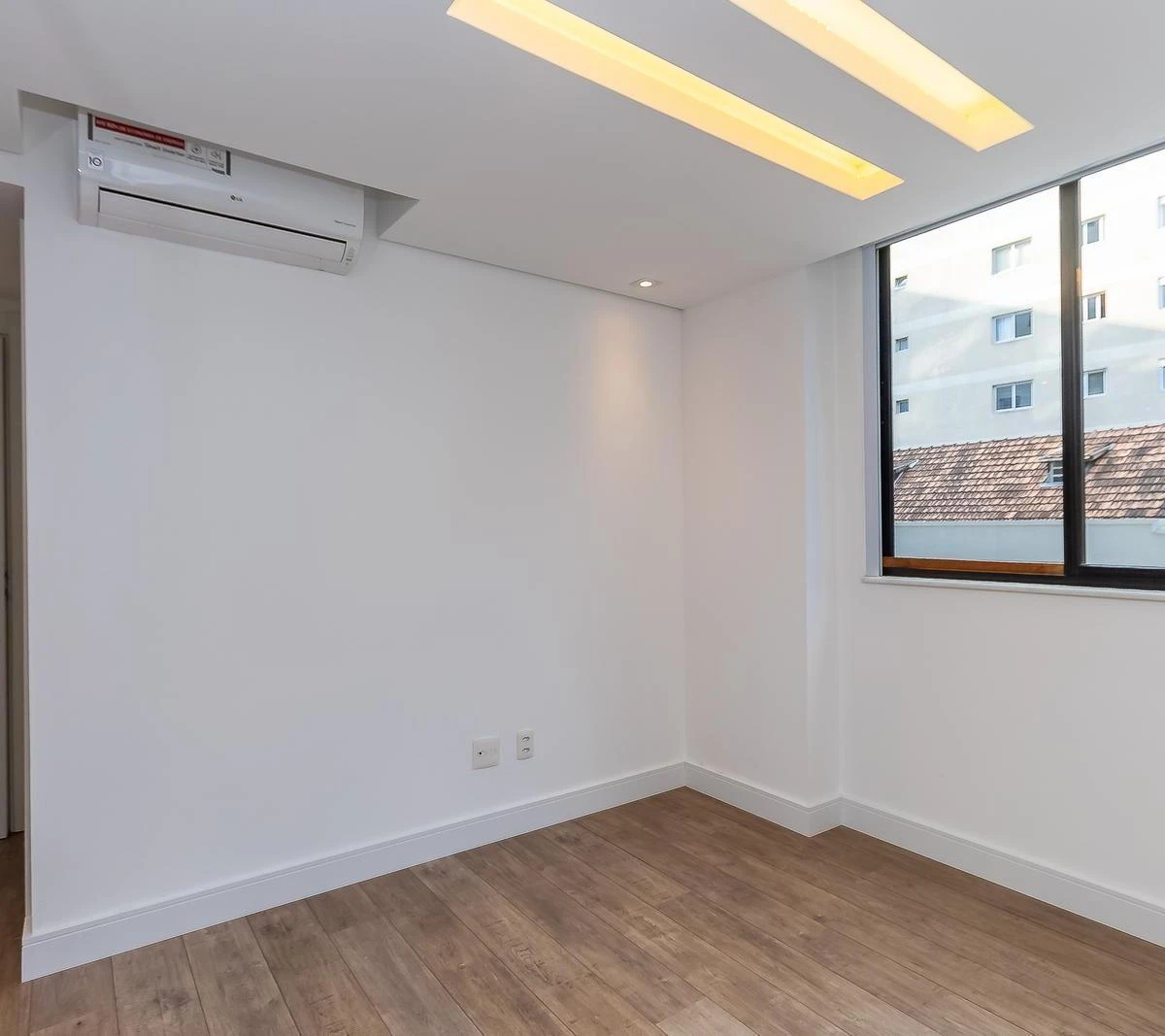 Квартира 71 м² с застеклённым балконом и панорамными окнами — photo 3