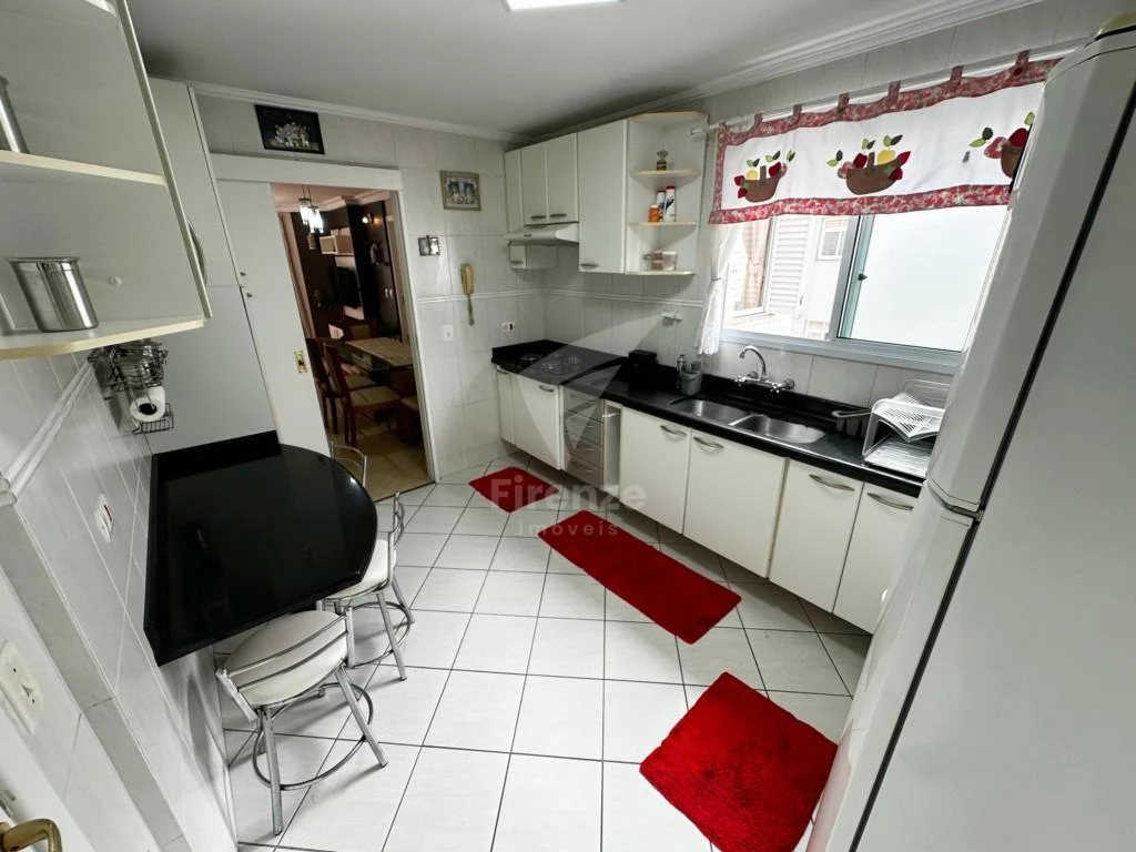 Glass-enclosed balcony in a 3-bedroom apartment, 113 m² — photo 2