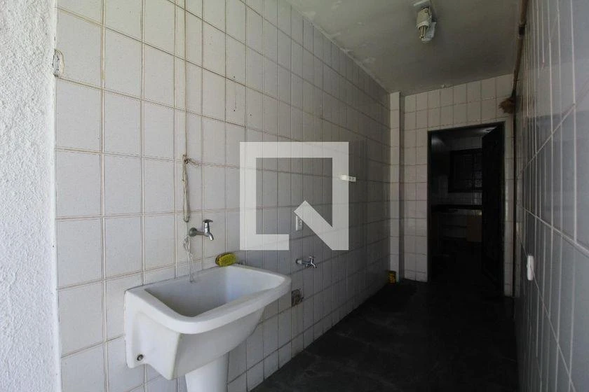 265 m² house with a home office and a bathtub — photo 21