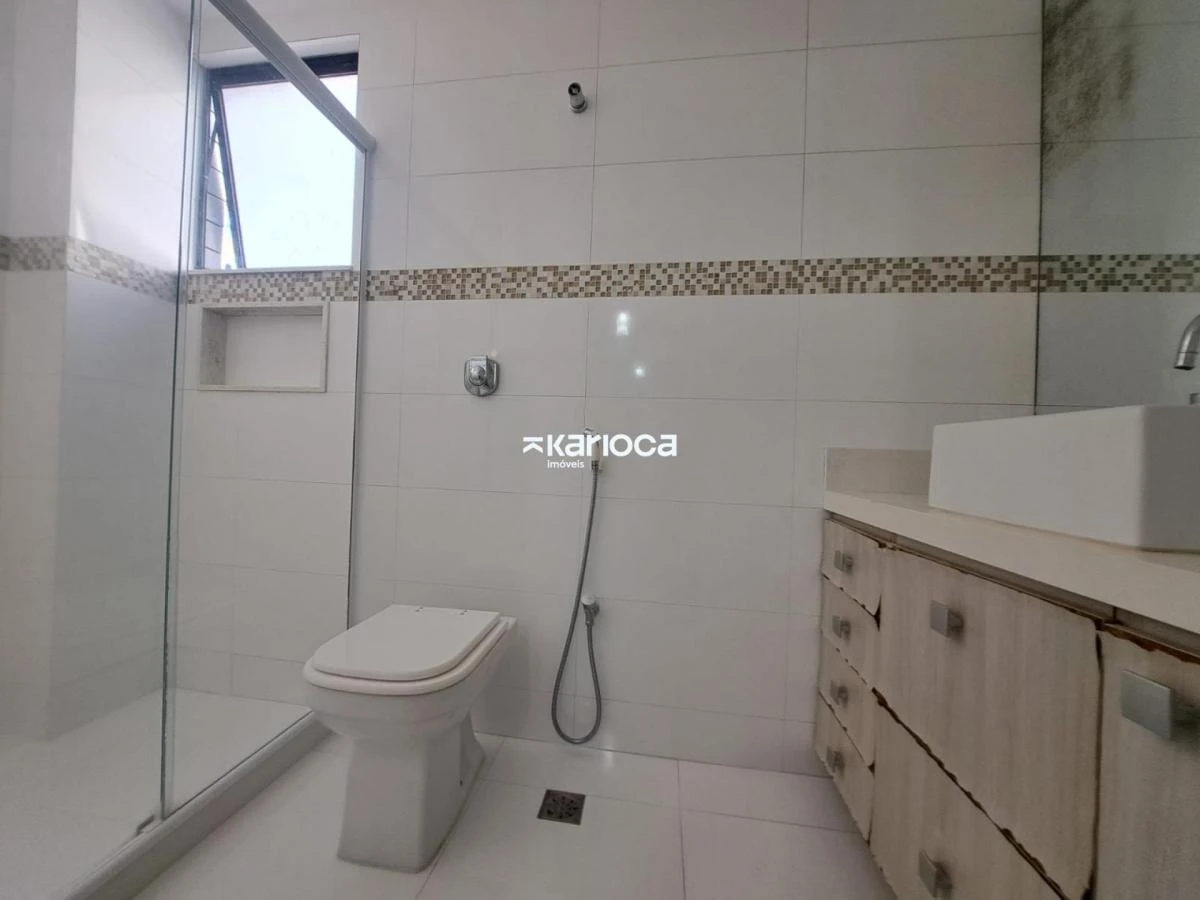 2-bedroom apartment with a glass-enclosed balcony — photo 11