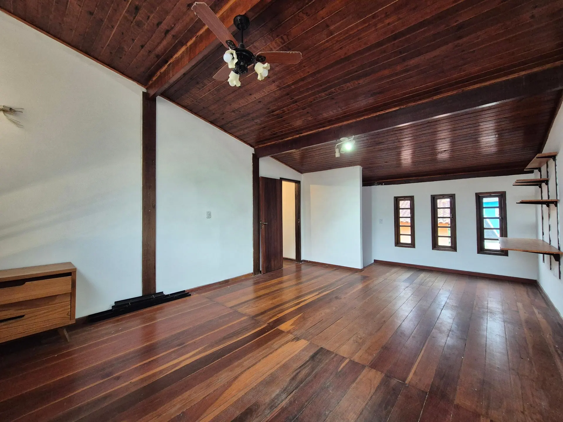Balcony with a grill in a 3-bedroom house, 150 m² — photo 41