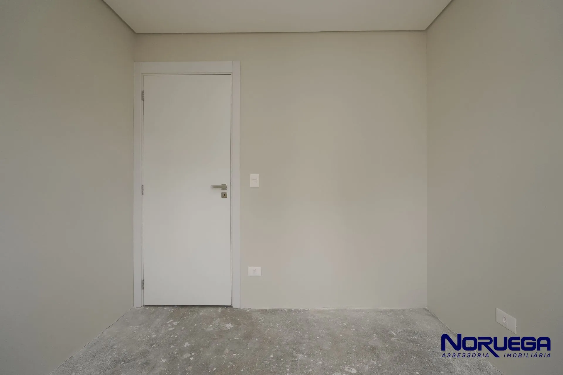 3-bedroom apartment with a glass-enclosed balcony — photo 13