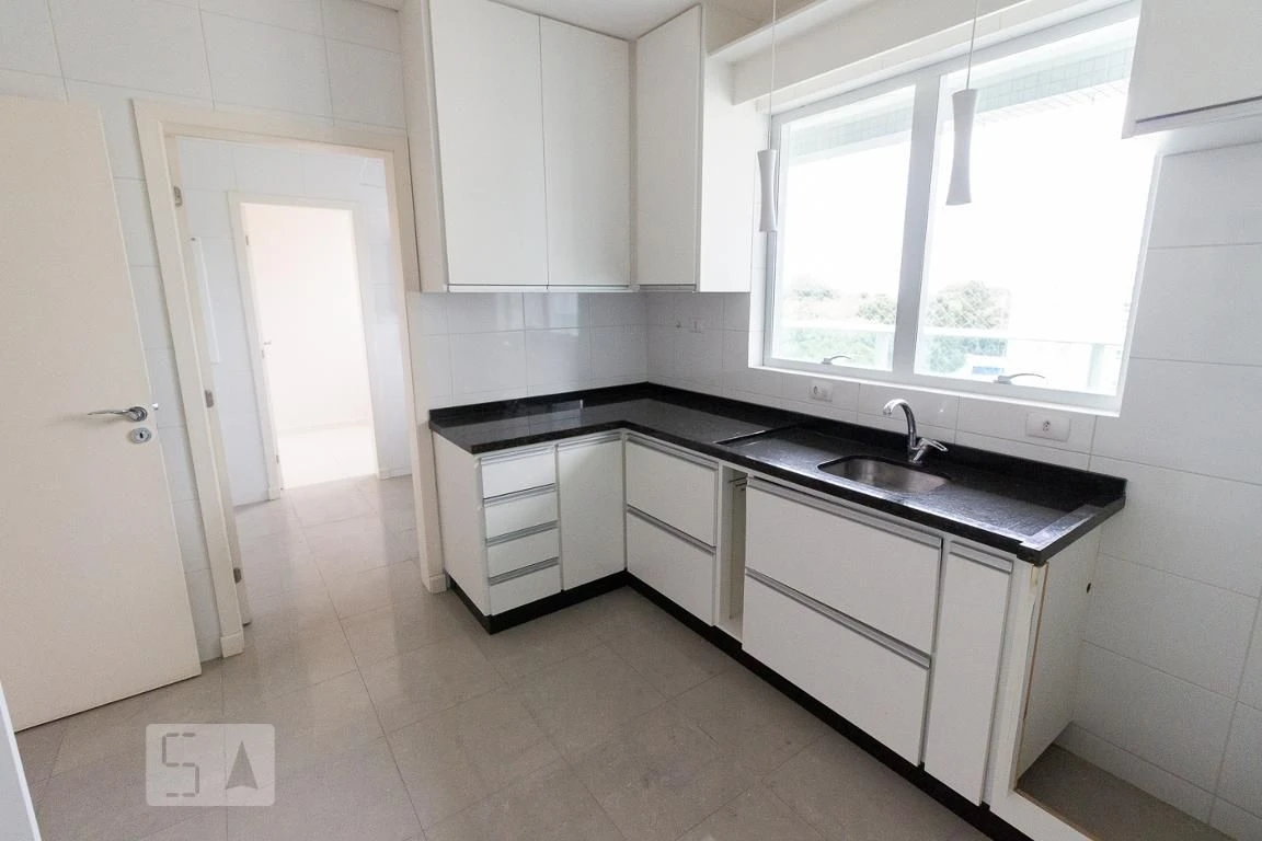 Bathtub in a 4-bedroom apartment, 255 m² — photo 73