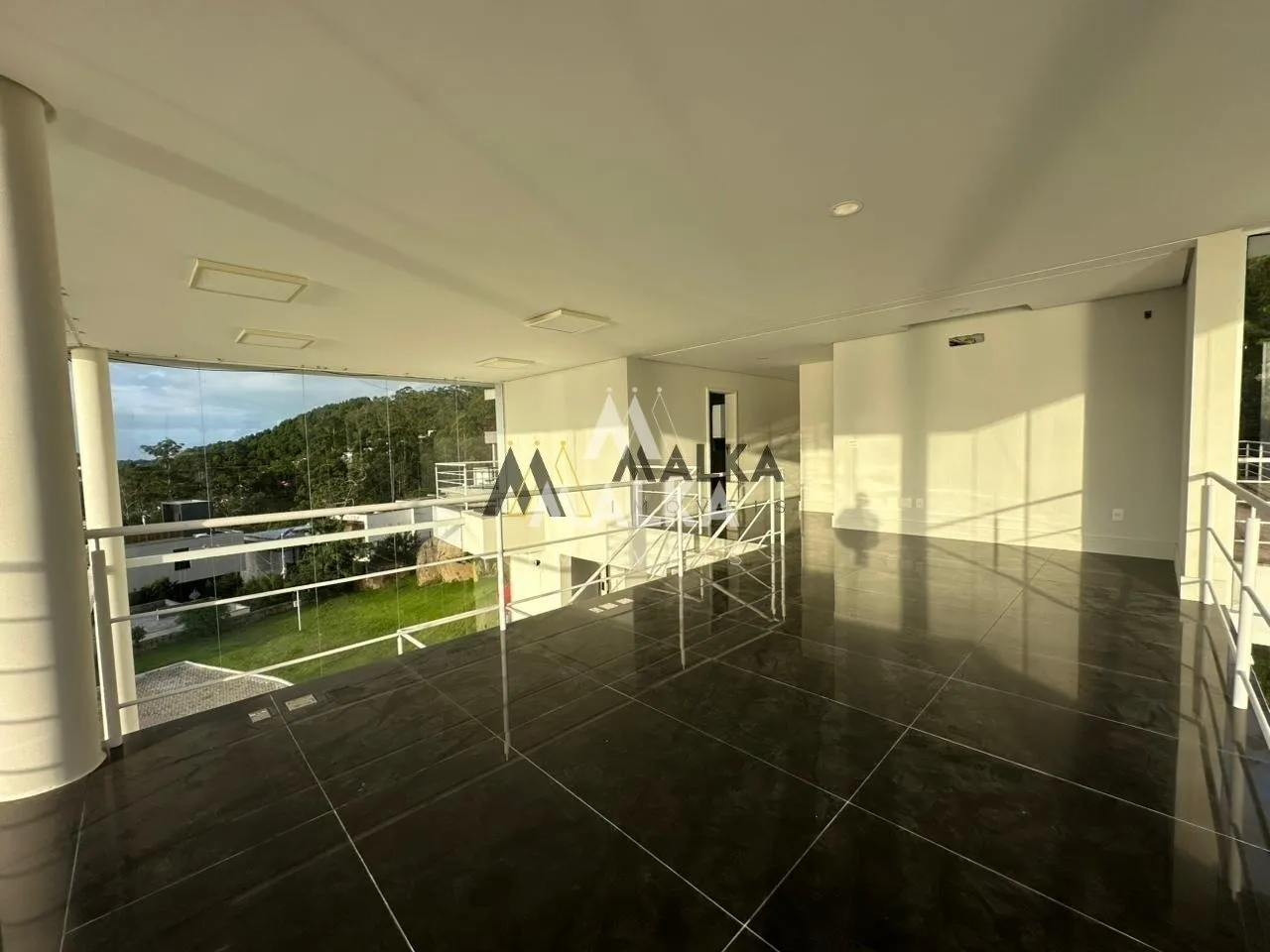 461 m² house with 3 en-suite bedrooms and private garden — photo 38